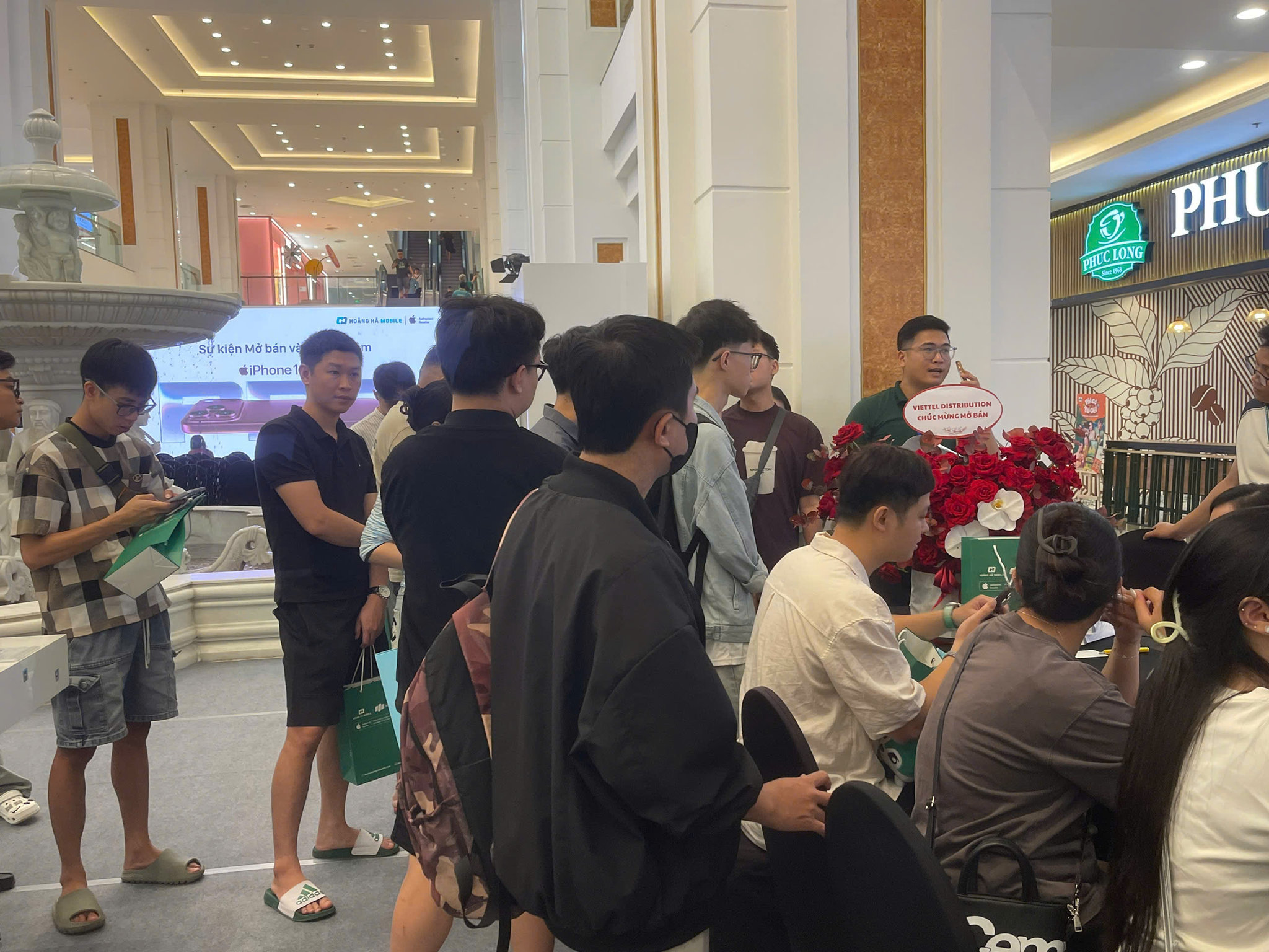 Tại Hà Nội, Hoàng Hà Mobile tổ chức sự kiện mở bán và trải nghiệm iPhone 18 Pro series tại một trung tâm thương mại.