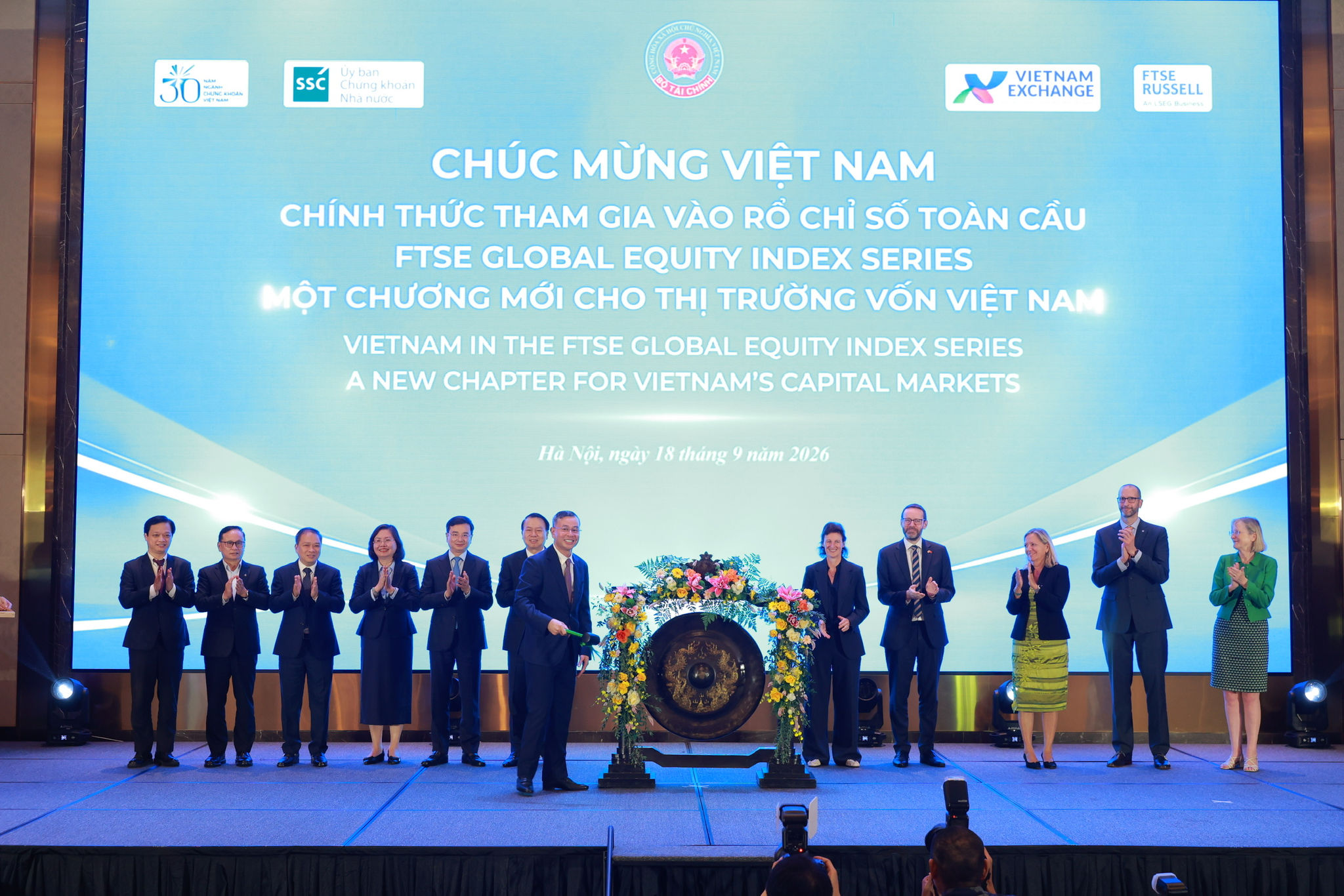 Bộ trưởng Bộ Tài chính Ngô Văn Tuấn thực hiện nghi thức đánh cồng, đánh dấu Việt Nam chính thức tham gia vào chỉ số thị trường mới nổi của FTSE GEIS. Ảnh tư liệu