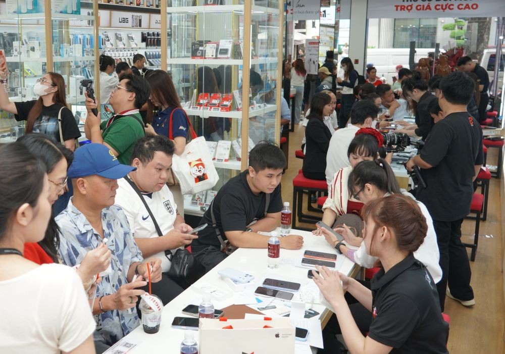 Cơn sốt iPhone 18 chưa dứt. Khách hàng nhận iPhone 18 đặt trước tại Minh Tuấn Mobile. Ảnh: MTM.