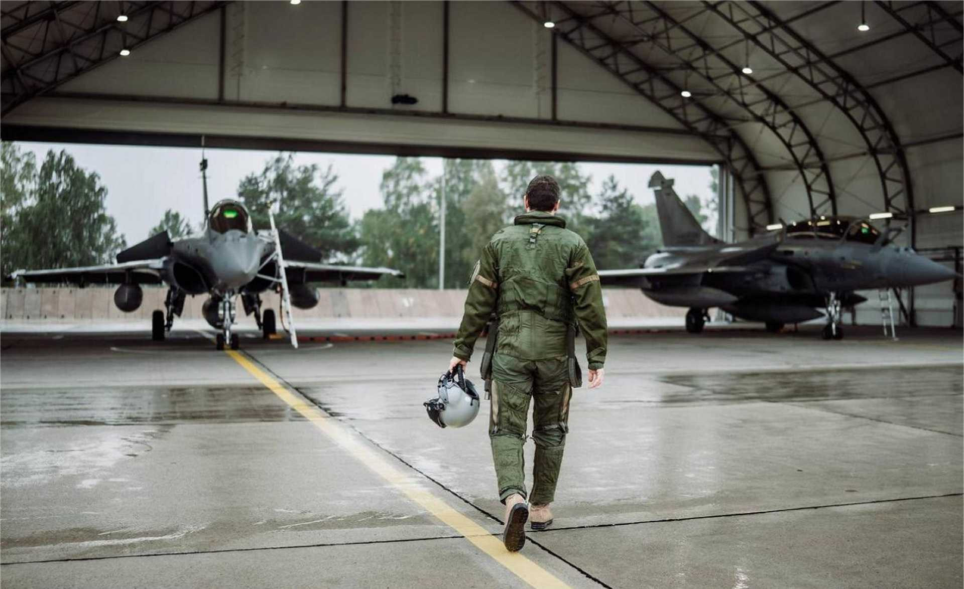 www.armyrecognition.com-images-stories-news-2026-september-_french-rafale-fighter-jets-in-poland-test-survival-against-missile-and-drone-attacks-1920-001.jpg