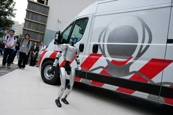 Xe cứu thương cho robot hình người đầu tiên tại Nhật Bản