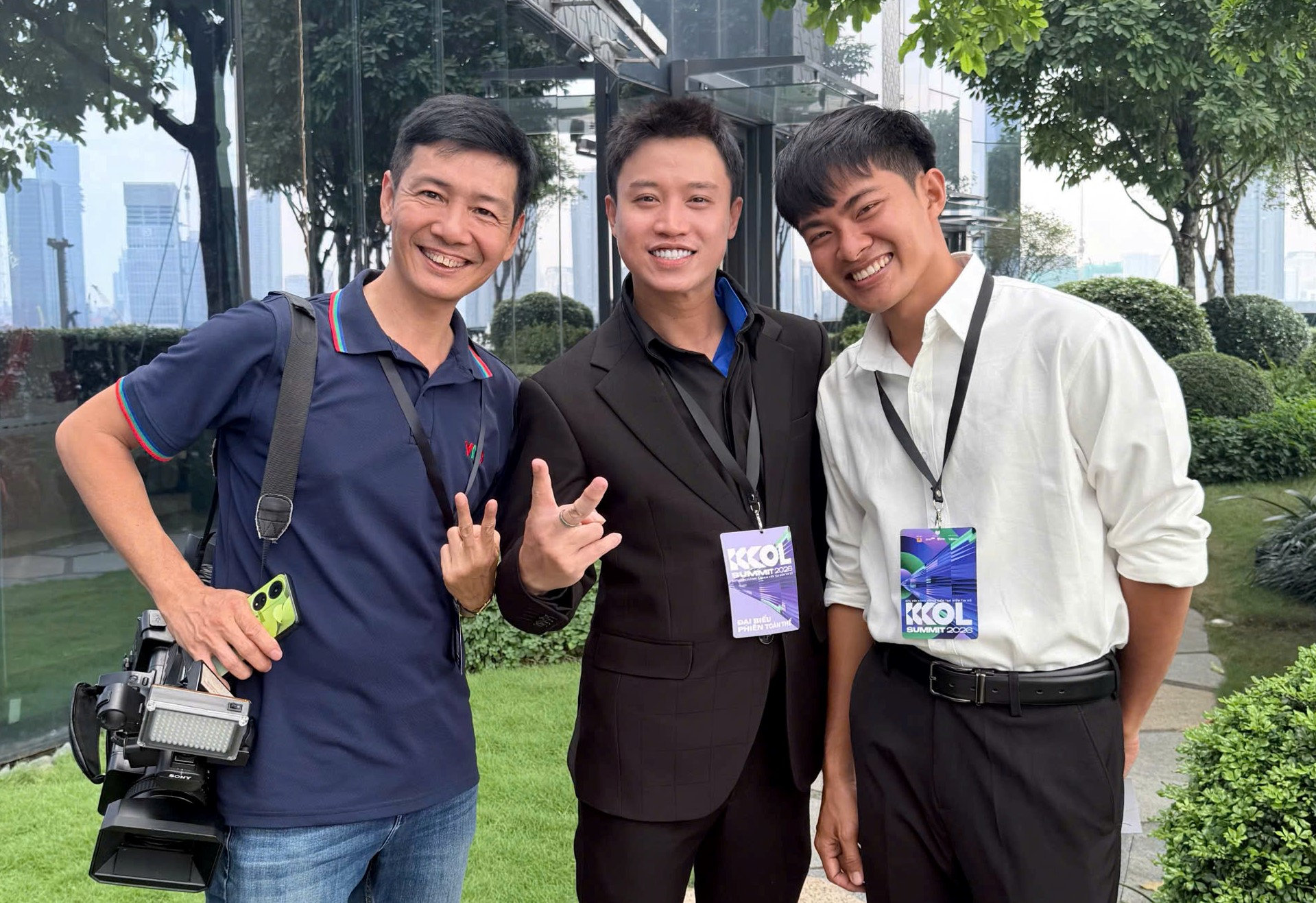 Tik Toker Lê Tuấn Khang chụp hình với KOL và phóng viên tác nghiệp tại KOL Summit 2026. Ảnh: Hoàng Bắc