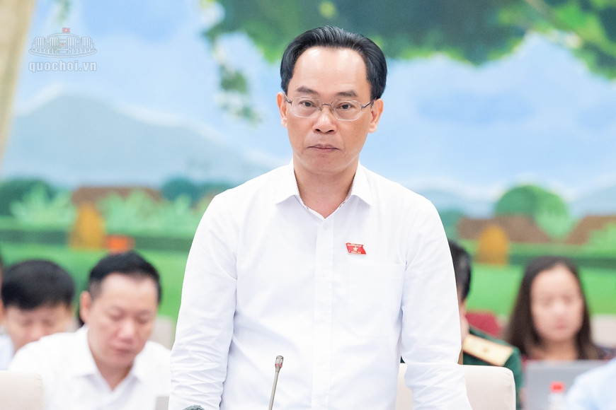 Bộ trưởng Bộ GD-ĐT Hoàng Minh Sơn giải trình tại phiên họp. Ảnh: CỔNG THÔNG TIN ĐIỆN TỬ QUỐC HỘI