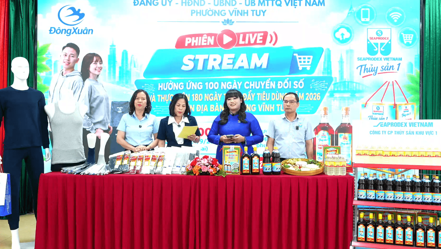 Livestream ở phường Vĩnh Tuy: Lần lượt nước mắm, dấm gạo đến quần áo... đều được lên sóng