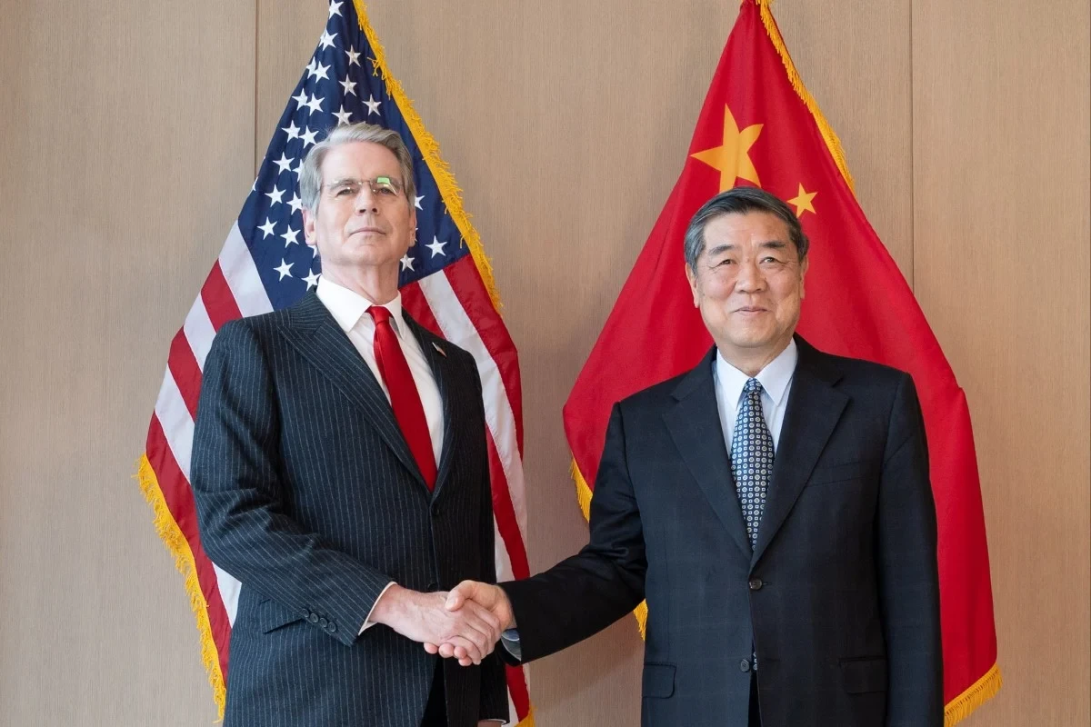 Ông Scott Bessent và Hà Lập Phong (phải) bắt tay trước cuộc hội đàm tại New York hôm 20/9. Ảnh: Tân Hoa Xã