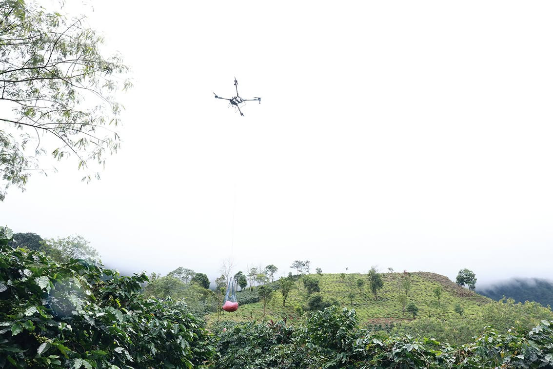 dùng drone chở nông sản xuống núi (1)