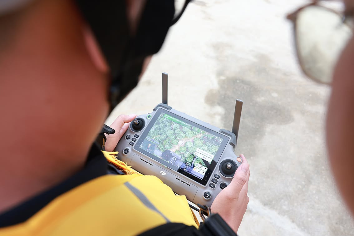 dùng drone chở nông sản xuống núi (4)
