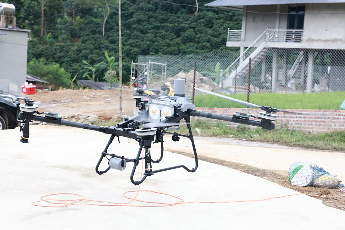 dùng drone chở nông sản xuống núi (7)