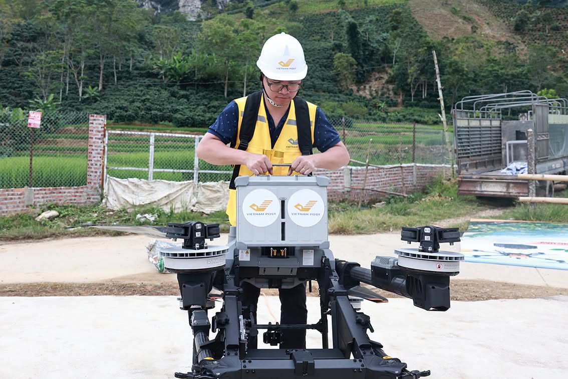 Cà phê, chè, mắc ca xuống núi bằng... drone 