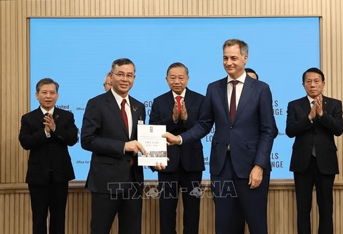 Bộ trưởng Bộ Tài chính nhận 3 Chương trình hợp tác quốc gia Việt Nam 