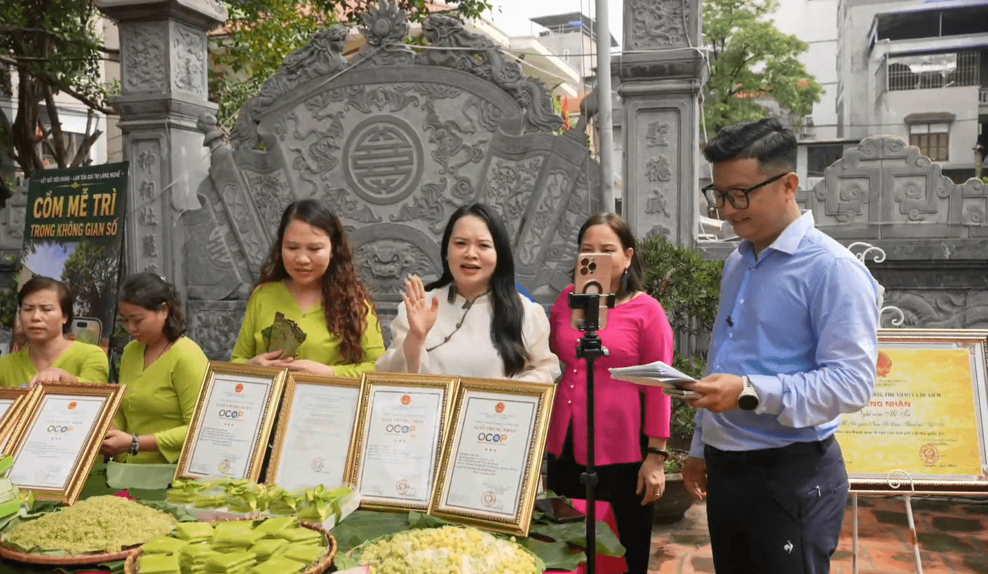 Cốm Mễ Trì 'xuất ngoại' khỏi làng nhờ... livestream 