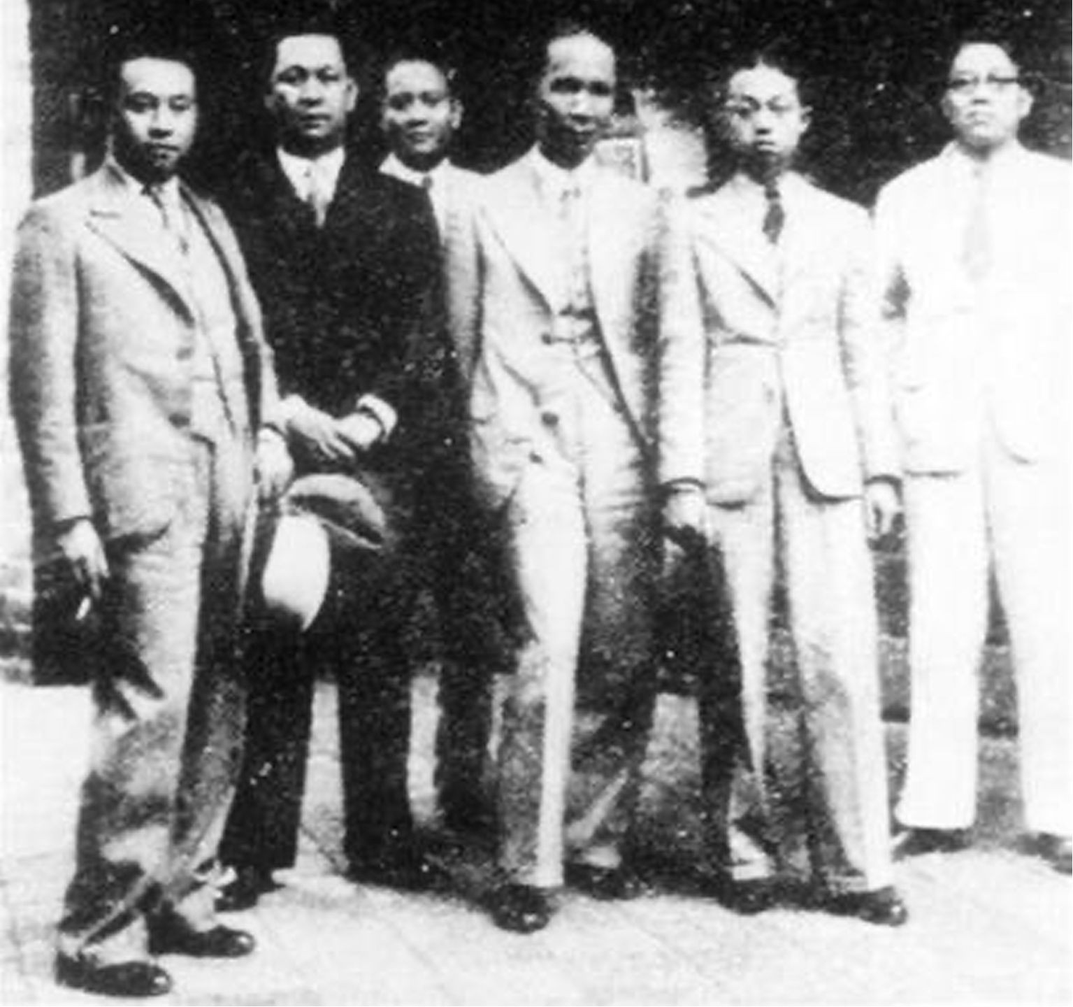 Sinh viên Hồ Đắc Di ở Paris năm 1925 (người đứng giữa, phía trước). (Ảnh tư liệu)