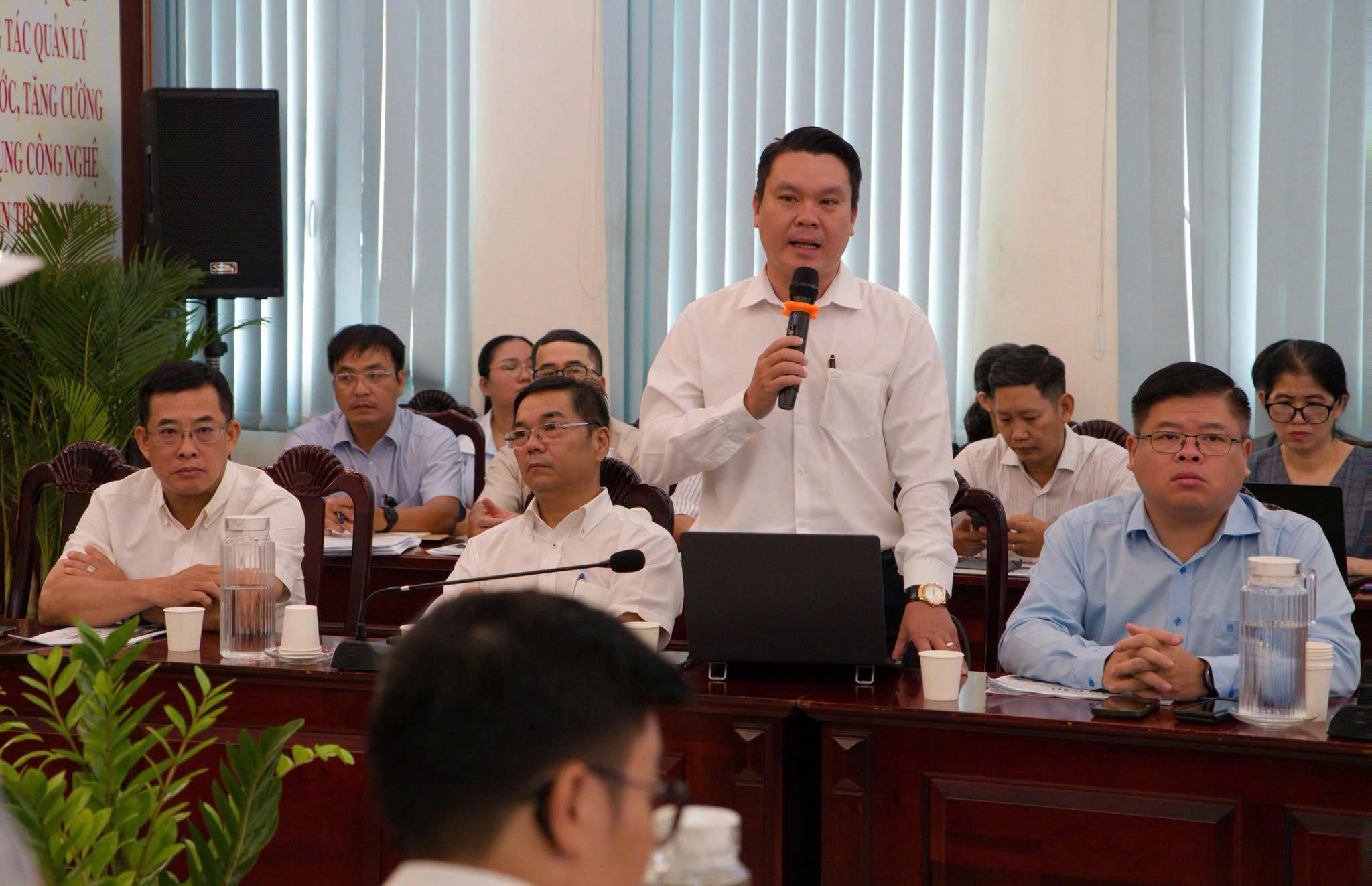 Xe buýt vào tận ngõ: TP.HCM tính toán mô hình đón khách bằng công nghệ 