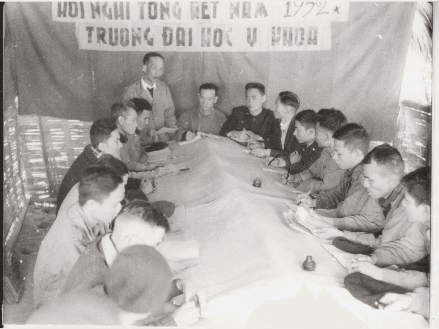Giáo sư Hồ Đắc Di phát biểu tại lễ tổng kết năm học của trường Đại học Y, 1952. Từ trái qua phải: GS Hồ Đắc Di (đứng), Bộ trưởng Nguyễn Văn Huyên, GS Tôn Thất Tùng. Ảnh tư liệu