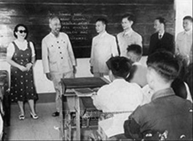 Chủ tịch Hồ Chí Minh đến thăm Đại học Y (năm 1955). (Ảnh- Tư liệu)