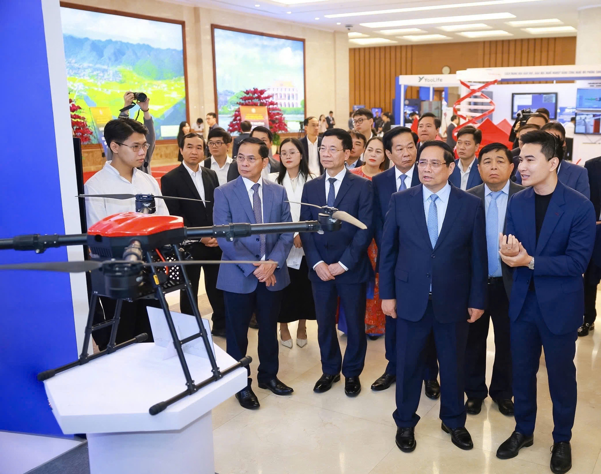 Thủ tướng Phạm Minh Chính thăm gian hàng công nghệ của NDT 15 và CT UAV (thành viên Tập đoàn CT Group) tại Diễn đàn Quốc gia Phát triển Kinh tế số và Xã hội số lần thứ III.