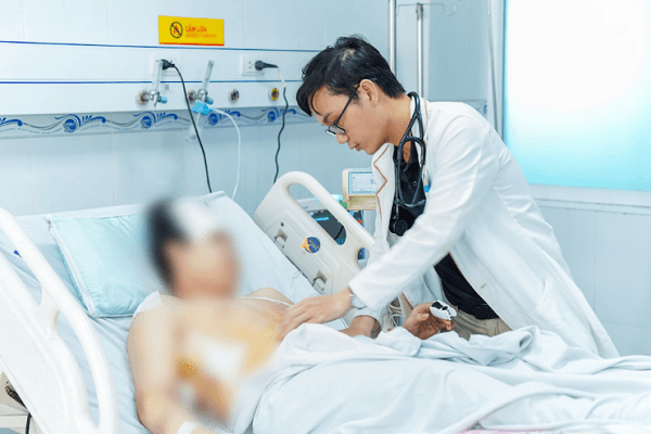 vu-con-re-dam-ca0nha-vo-tphcm-2-nan-nhan-vuot-cua-tu-than-ki-hinh-anh.png