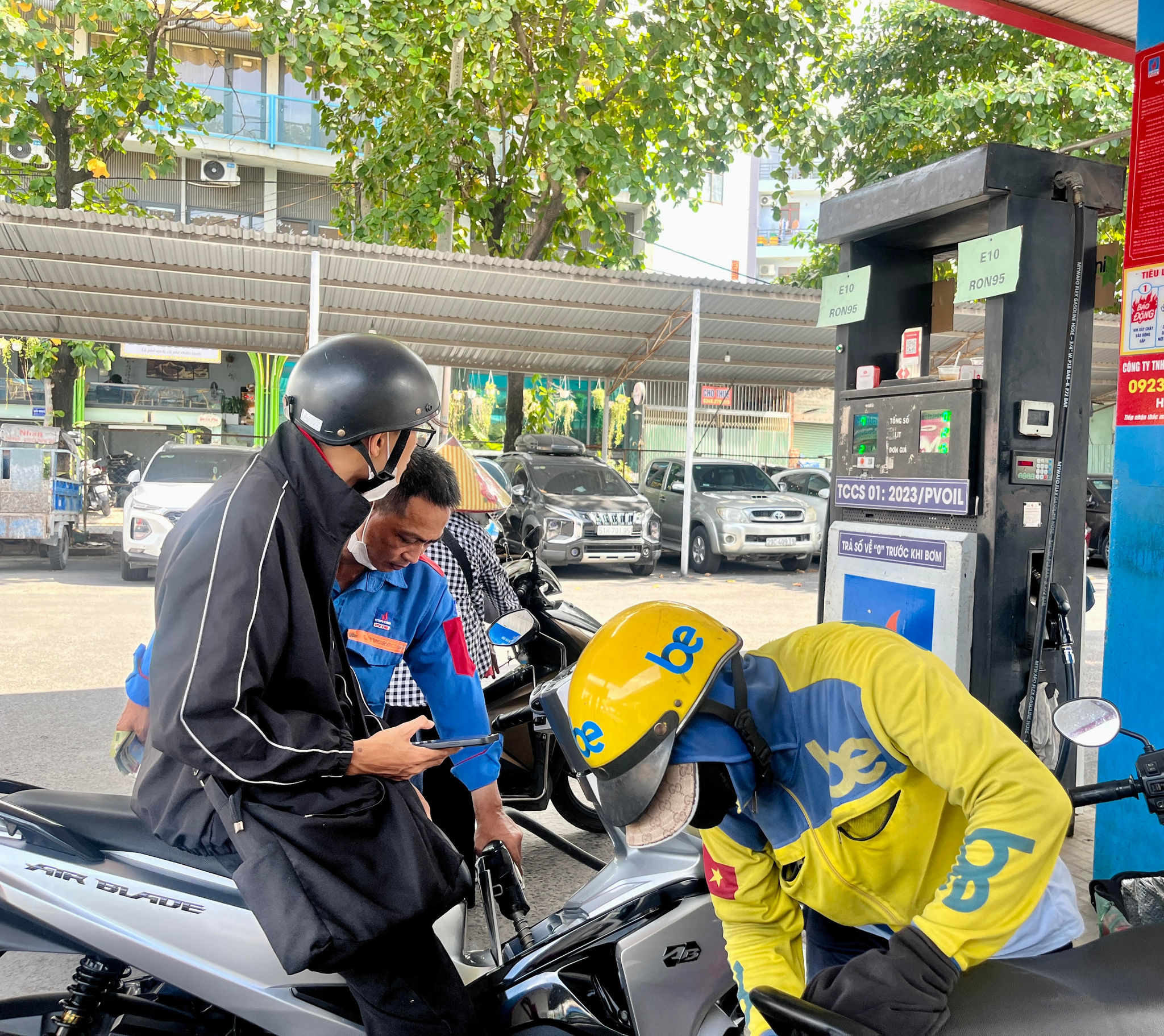 'Đạp phanh' để lạng thịt, bó rau... không lập mặt bằng giá mới do giá xăng dầu tăng cao 