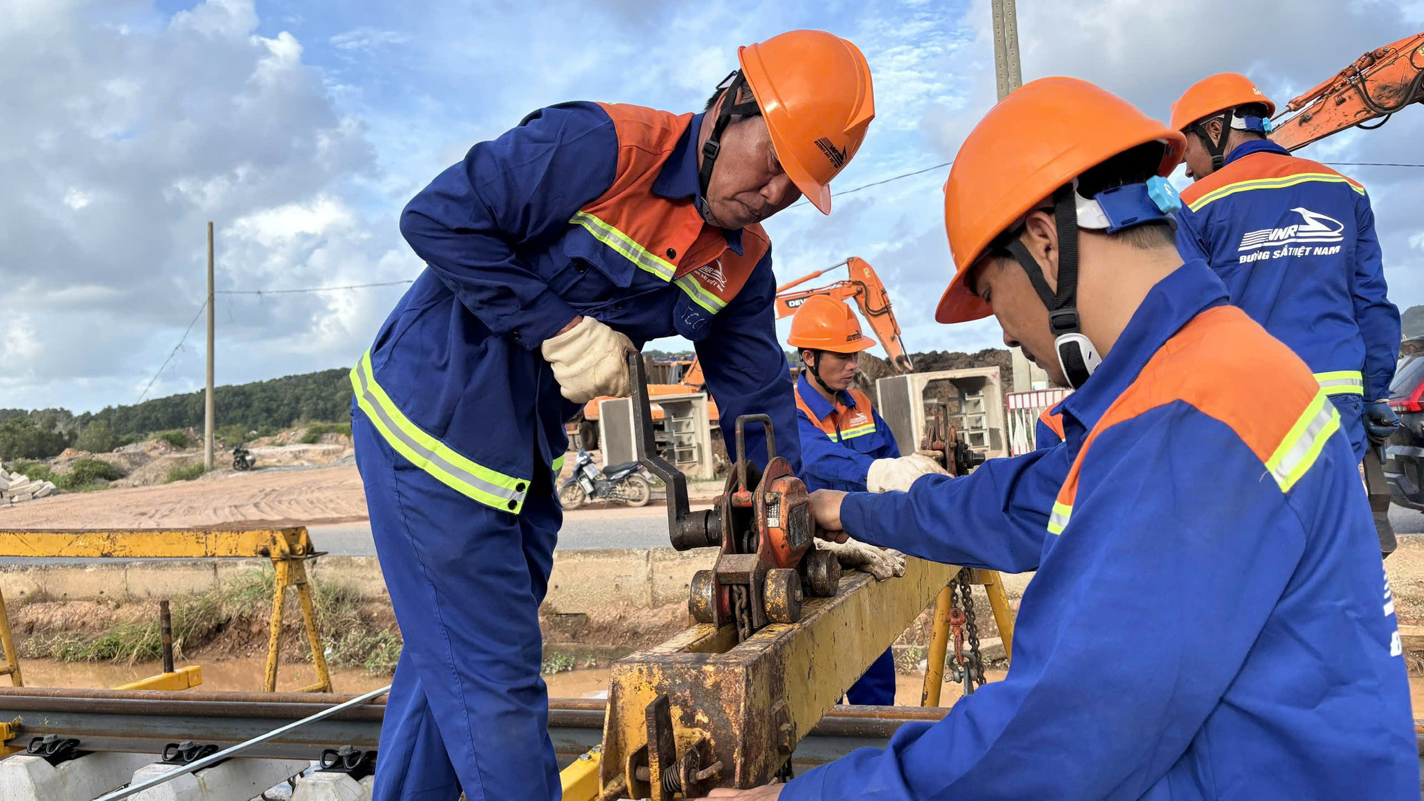 Lắp đặt đường ray tàu điện Phú Quốc-2