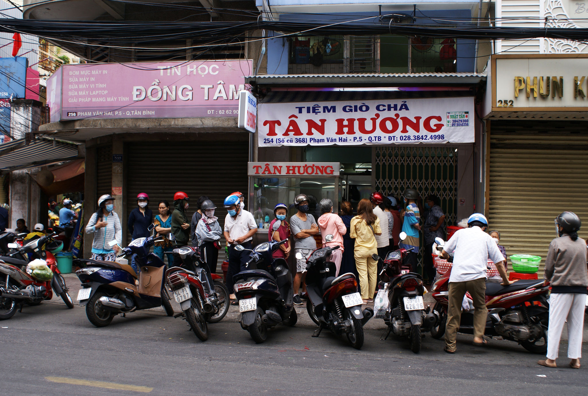 2. Giò chả Tân Hương một ngày giáp tết - Ảnh Cù Mai Công
