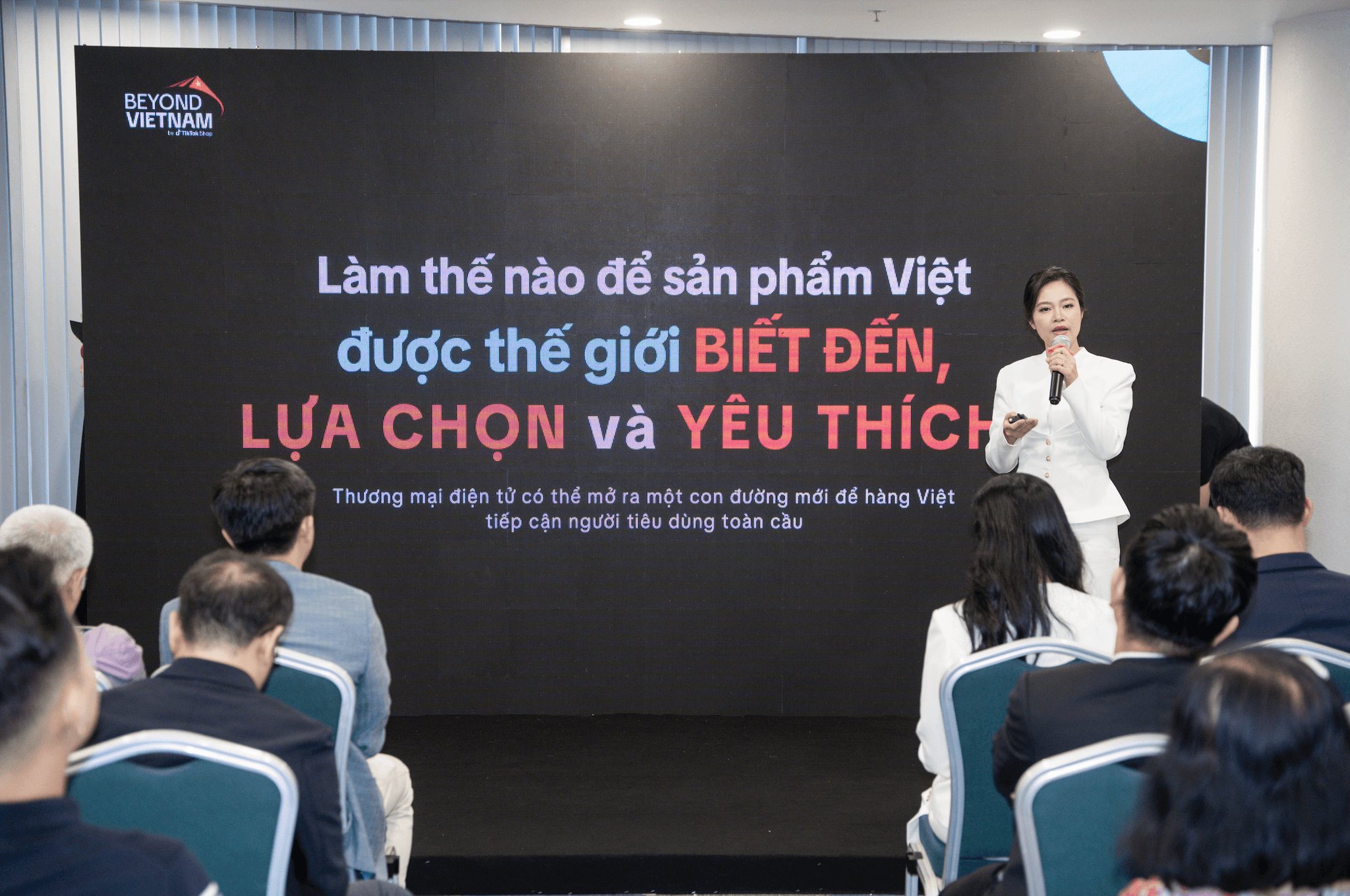 Bà Trần Thị Tân giới thiệu những tiềm năng đưa Hàng Việt xuất khẩu trong dự án _Beyond Vietnam_