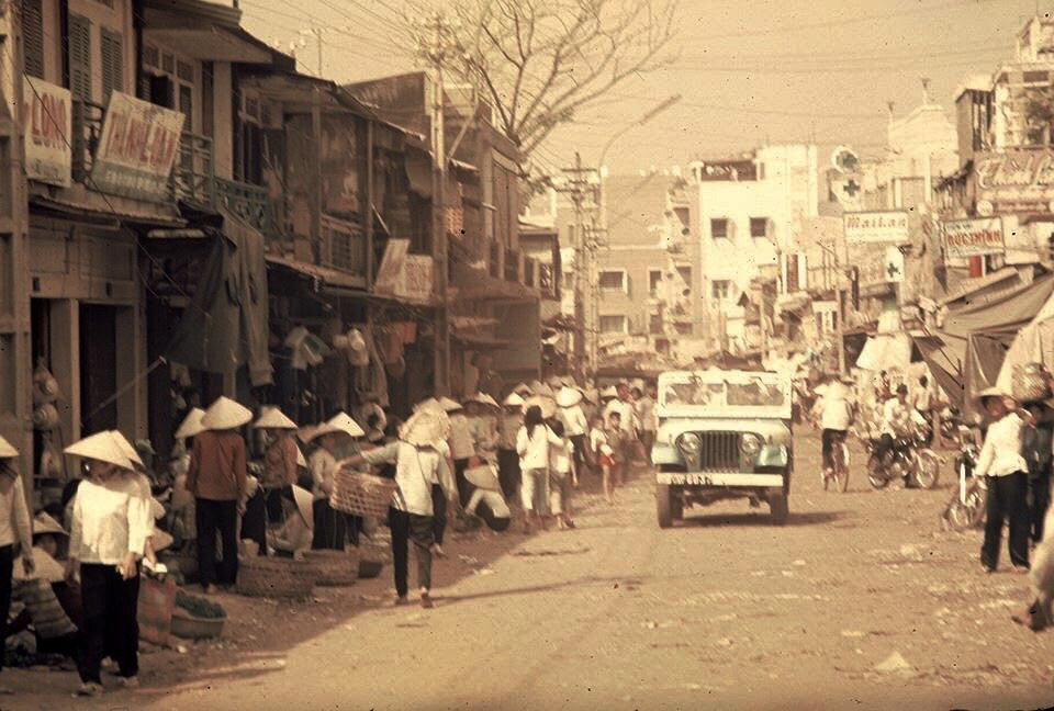Bên ngoài chợ Ông Tạ 1967-1968 - Ảnh Stephen Crump, US Military Police