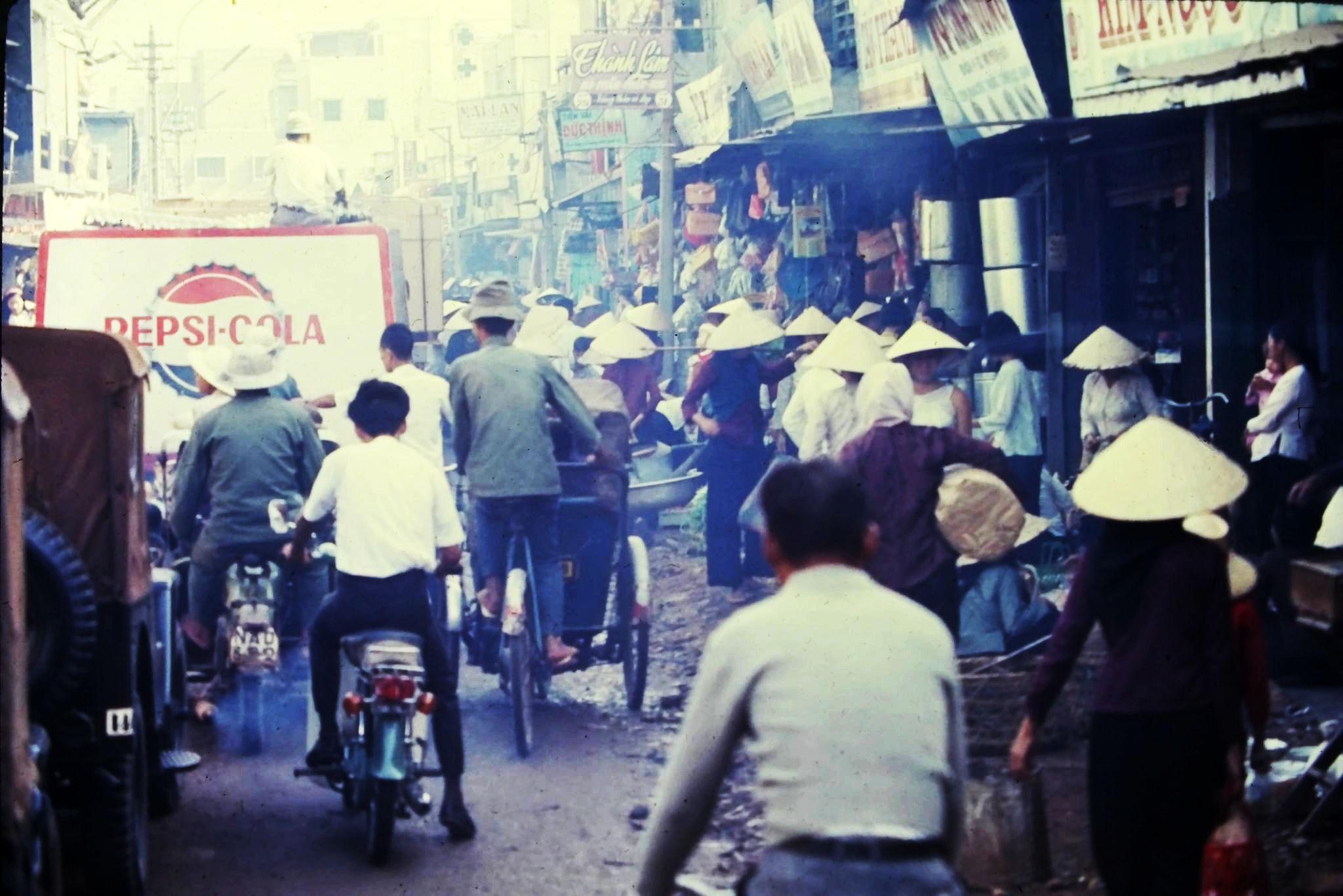 Chợ Ông Tạ trước Tết Mậu Thân 1968 - Ảnh Harold Boehlert