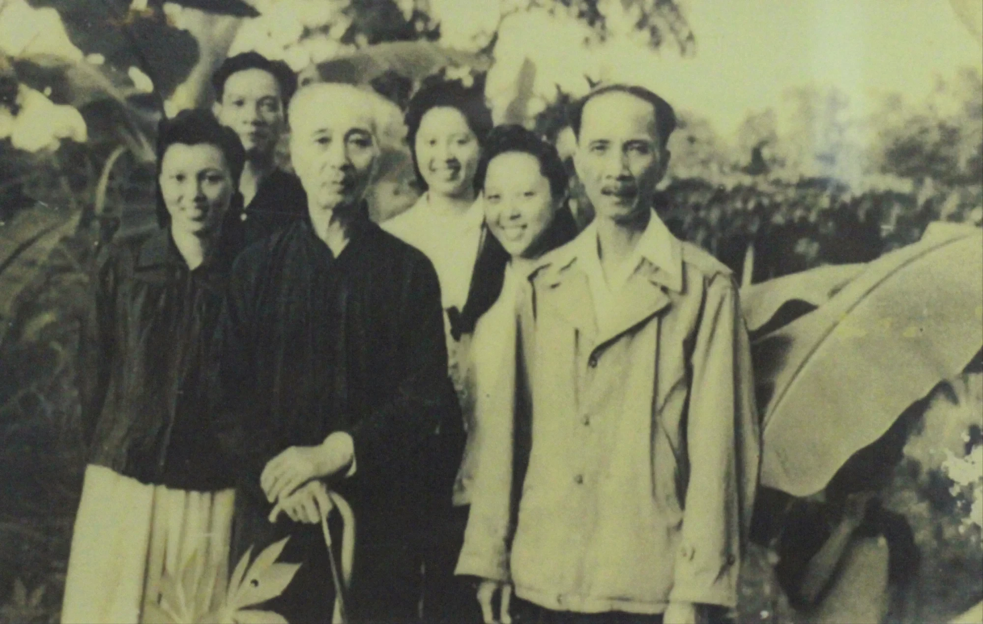 Cụ Vi Văn Định ghé thăm con cháu ở ATK Chiêm Hóa năm 1953. Trong hình ông chụp cùng con rể Hồ Đắc Di, Nguyễn Văn Huyên, con gái Kim Ngọc, Kim Phú và Nguyệt Hồ.
