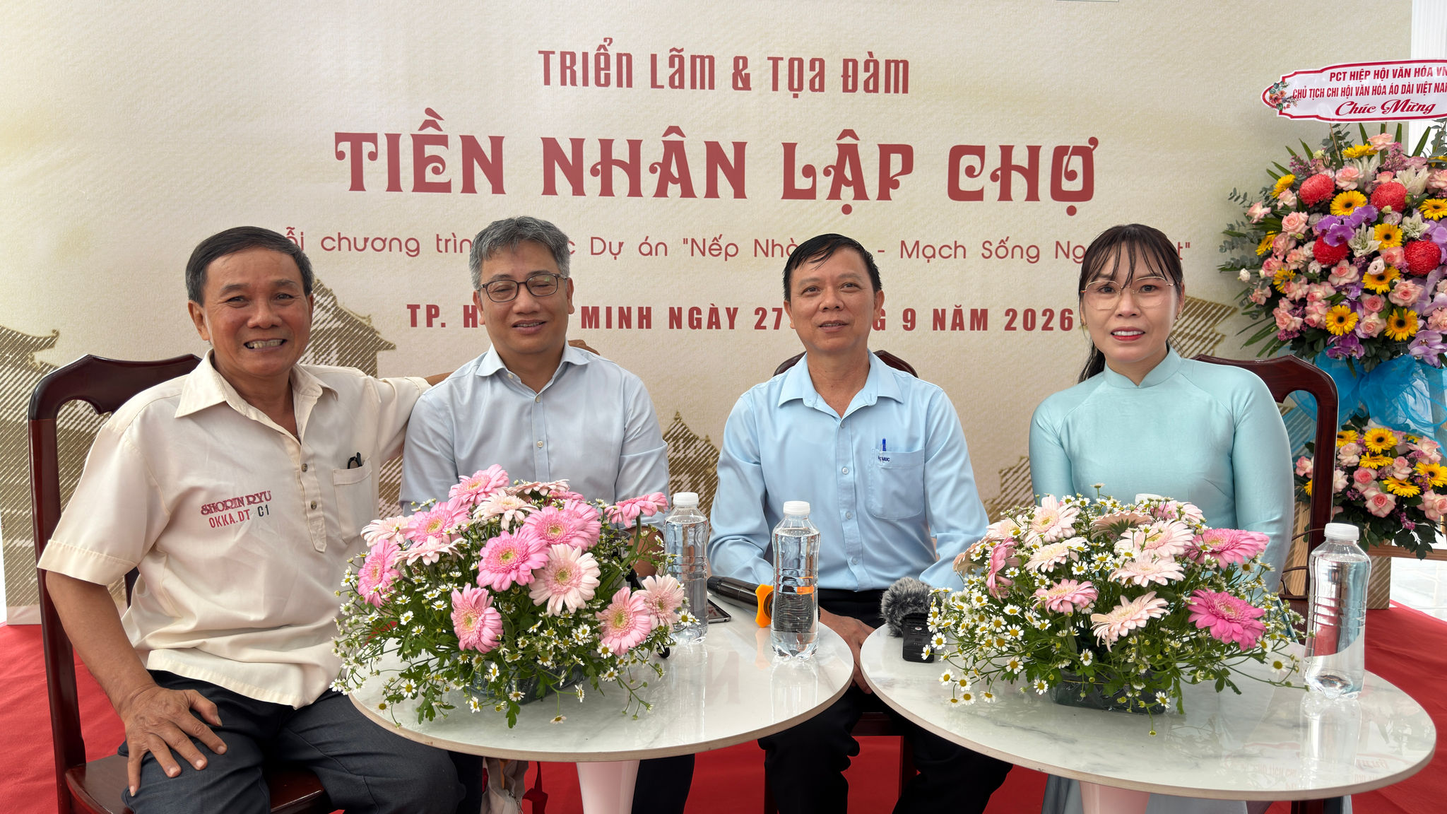 Từ trái sang: Nhà báo Cù Mai Công, TS Bùi Việt Thành, TS Phạm Văn Luân, TS Nguyễn Thị Trúc Bạch trong buổi tọa đàm 