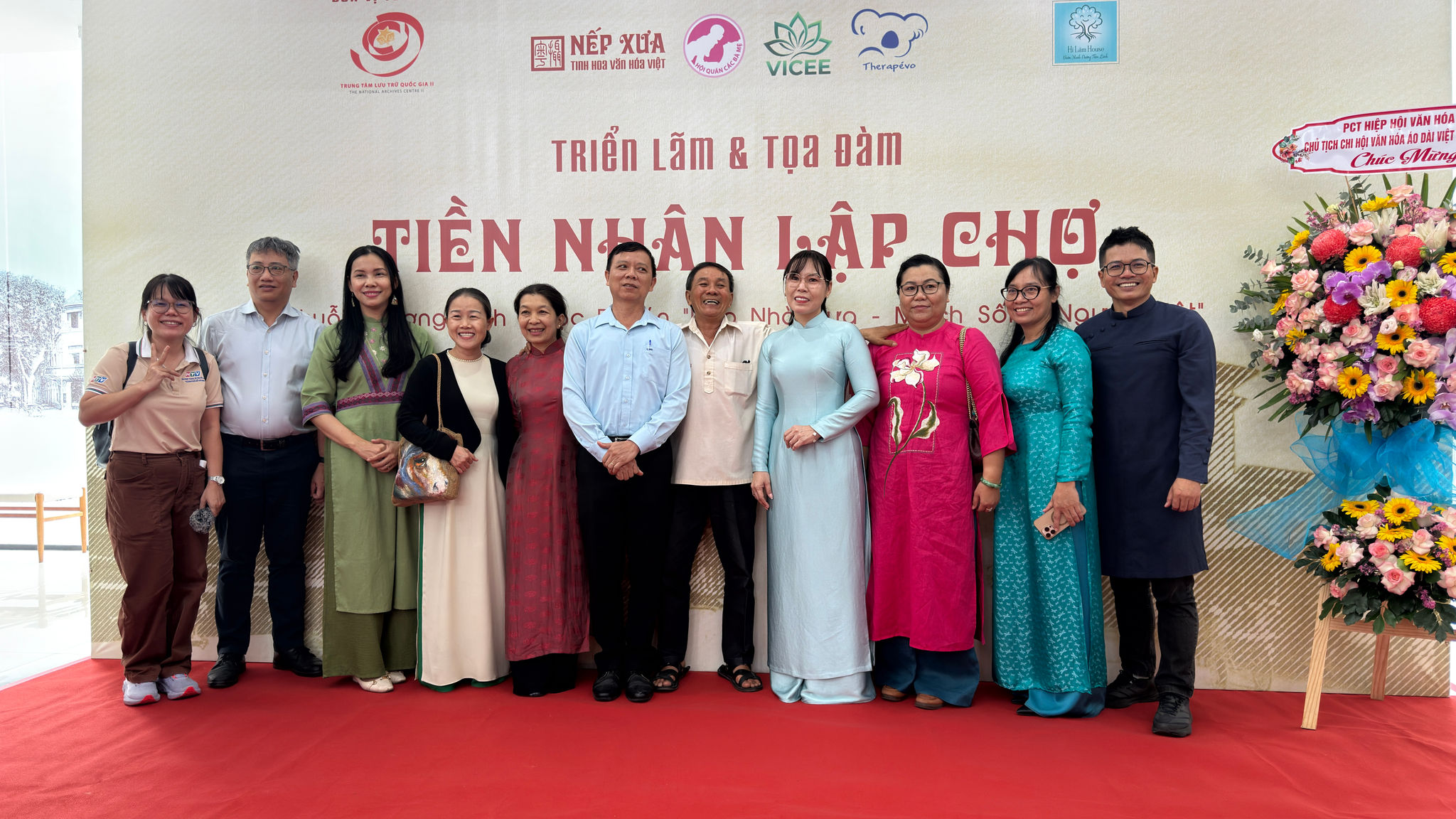 Các thành viên BTC chụp hình lưu niệm. Ảnh: Tiểu Vũ