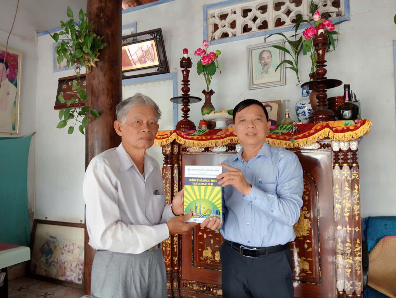 TS Phạm Văn Luân tặng sách cho người nhà của Ông Già Ba Tri. Ảnh: NVCC