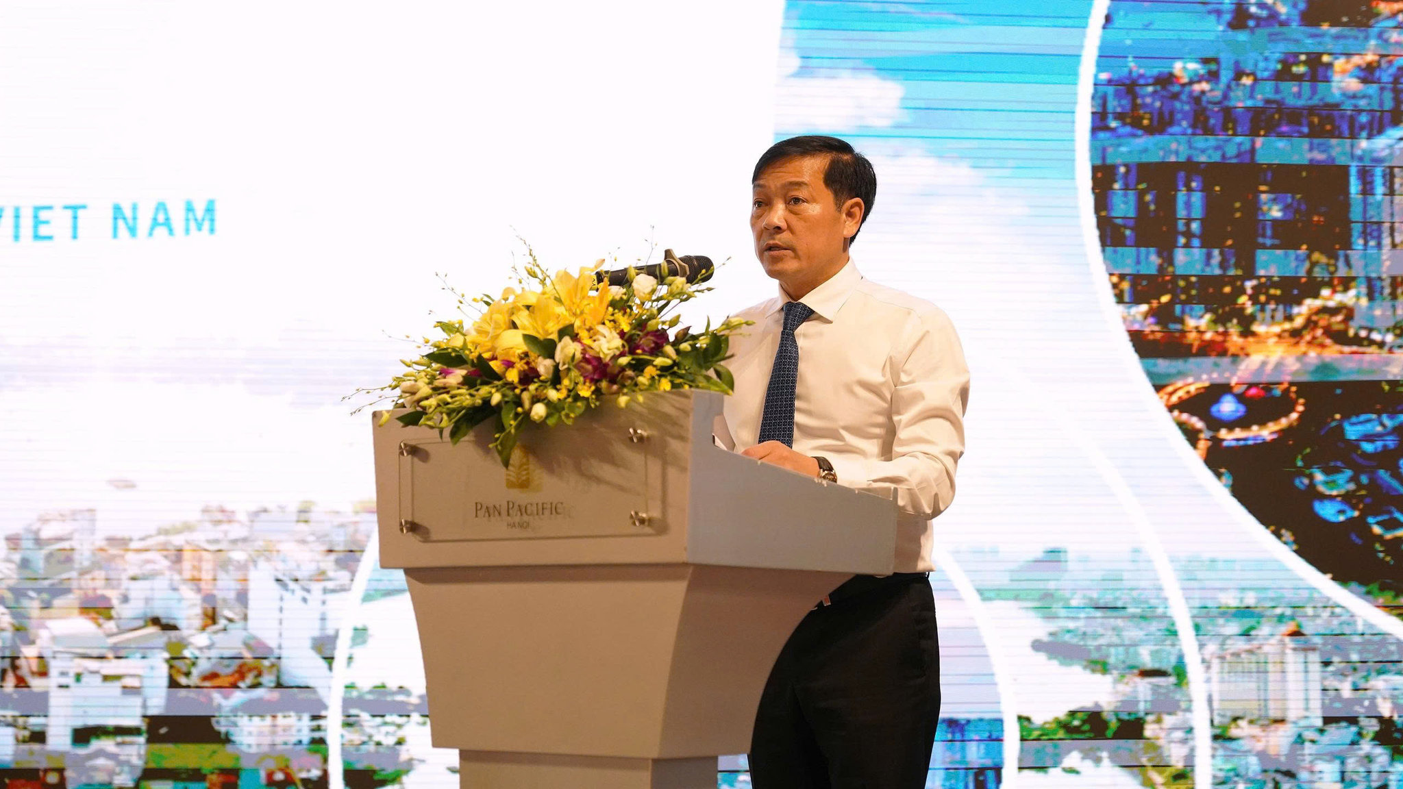 Thứ trưởng Bộ Nông nghiệp và Môi trường Lê Trọng Yên phát biểu khai mạc hội thảo quốc gia về giải quyết ô nhiễm không khí. Ảnh: HL