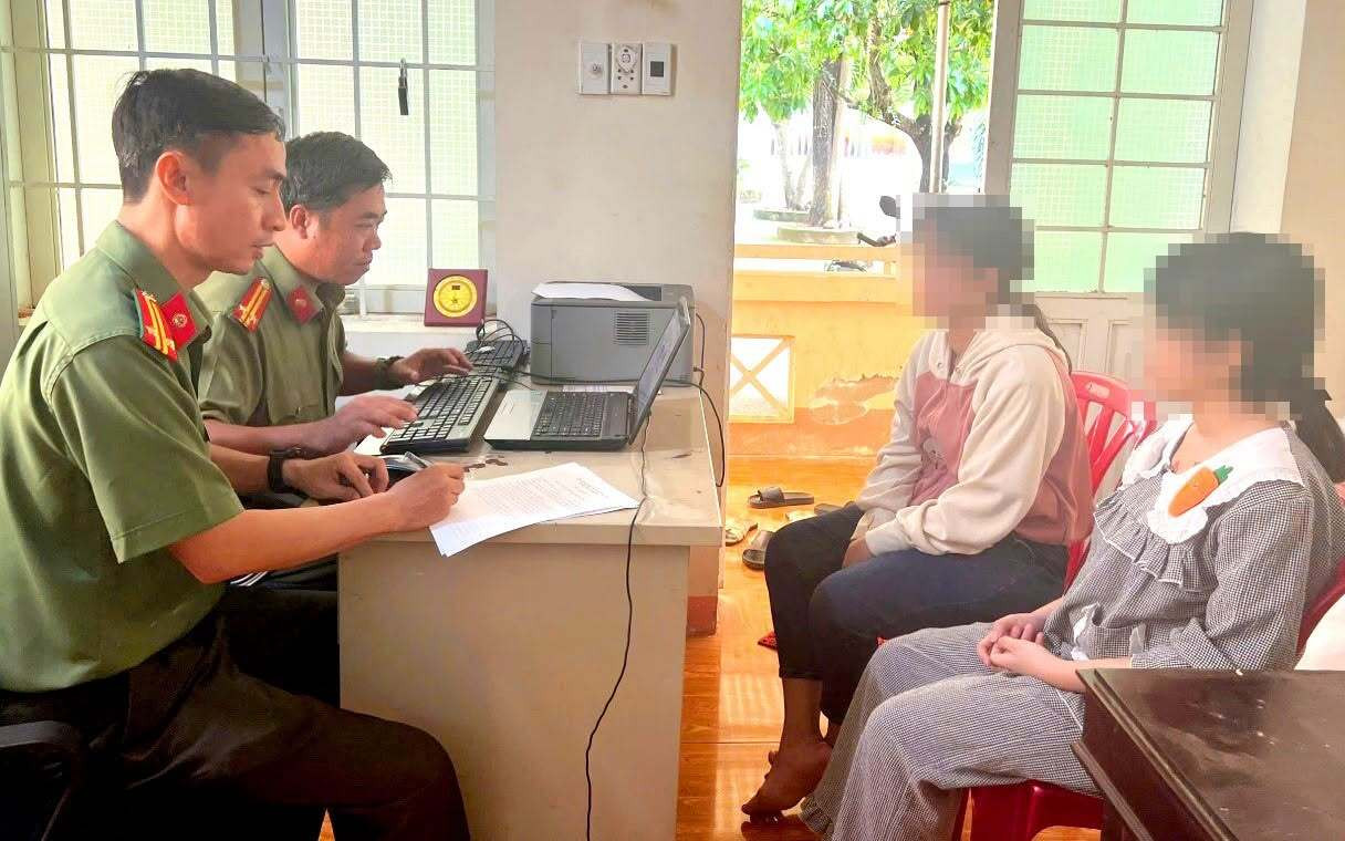 Công an TP. Đồng Nai phối hợp cùng lực lượng chức năng đưa các em về nhà sau khi bị lừa sang Campuchia. Ảnh CA TP. Đồng Nai