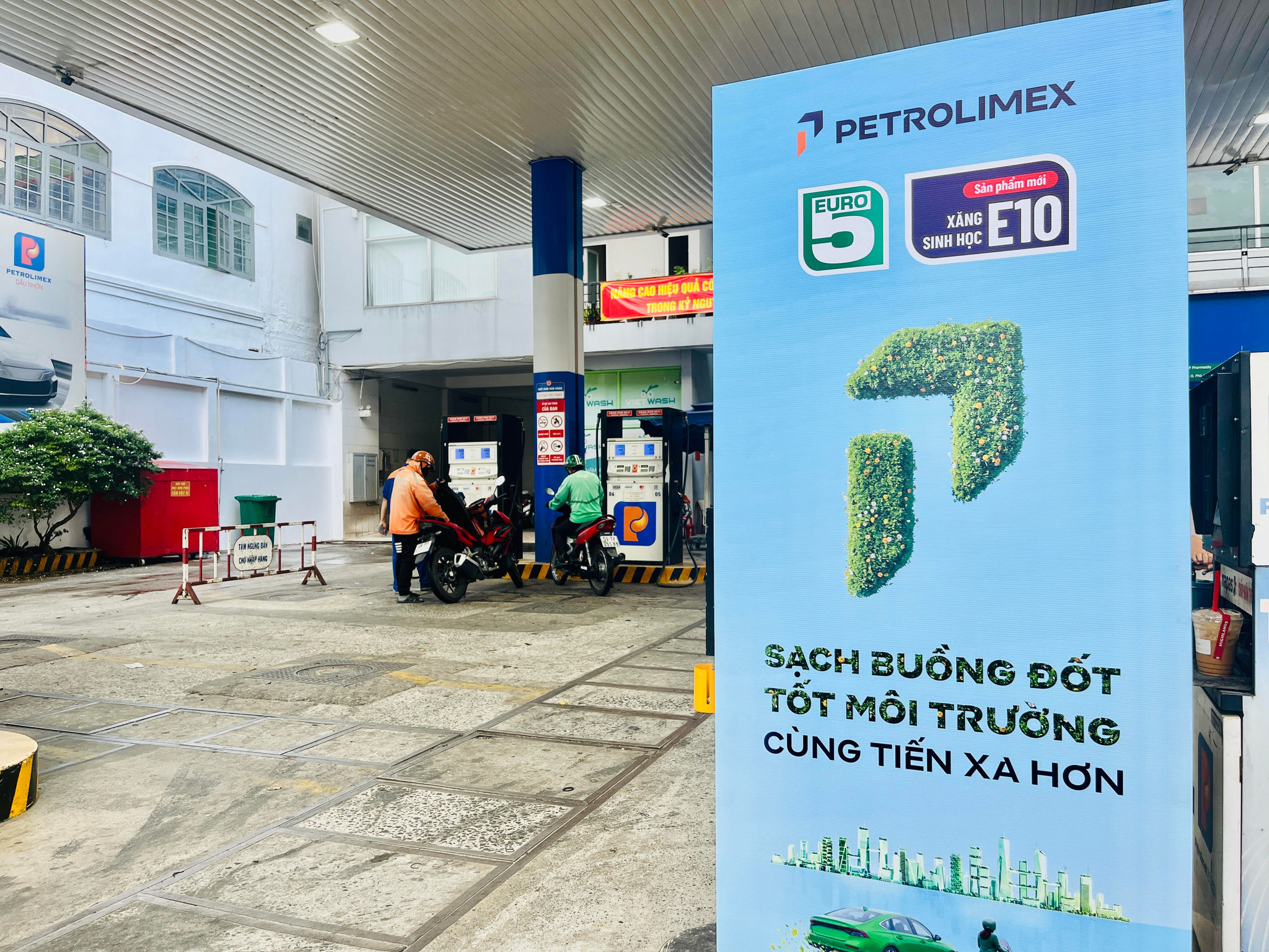 Thị trường xăng dầu chỉ vận hành đúng nghĩa khi cả người bán buôn, người bán lẻ và người tiêu dùng đều có quyền lựa chọn. Ảnh: Mai Đình