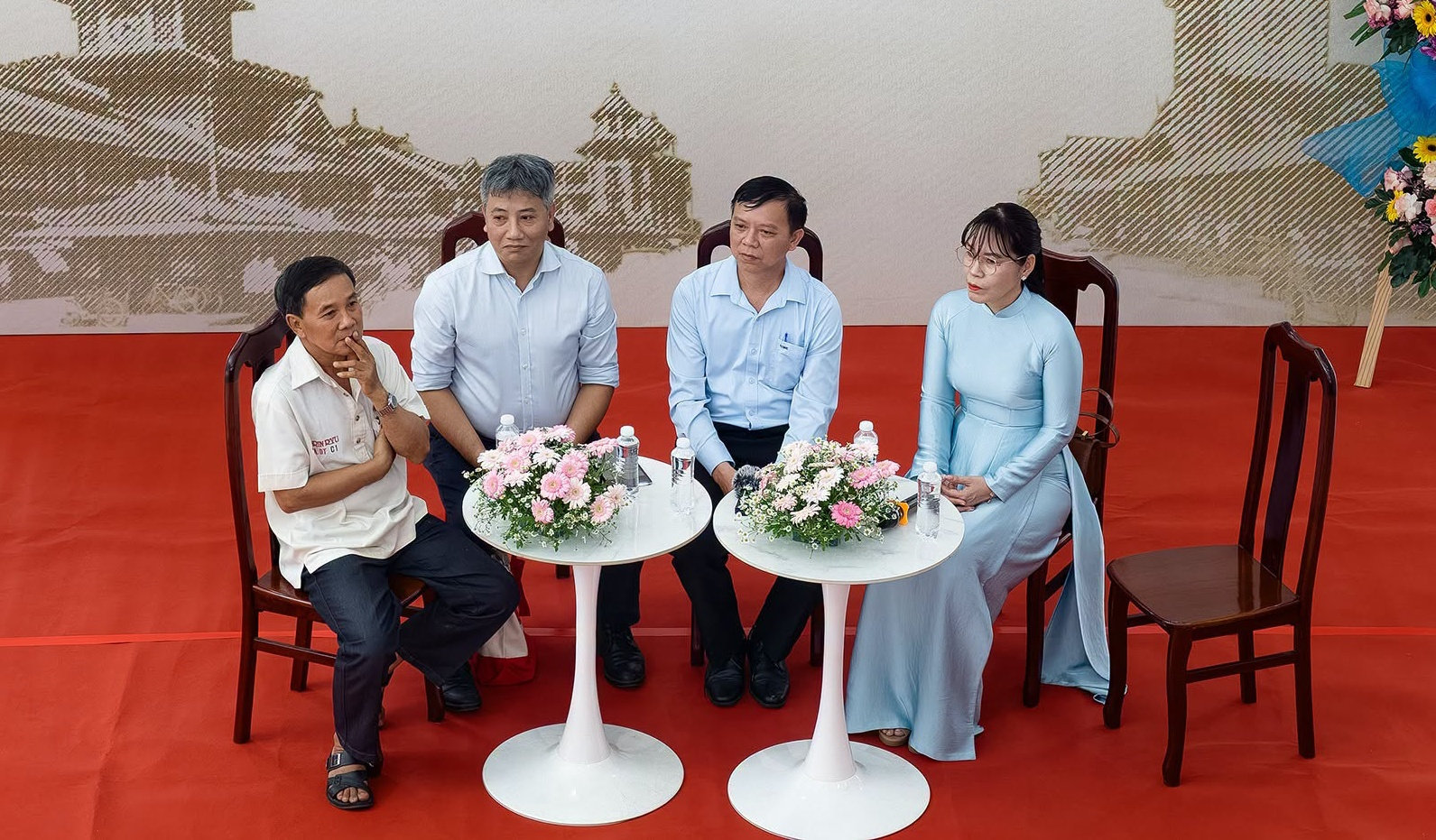 Từ trái sang: Nhà báo Cù Mai Công, TS Bùi Việt Thành, TS Phạm Văn Luân, TS Nguyễn Thị Trúc Bạch trong buổi tọa đàm 