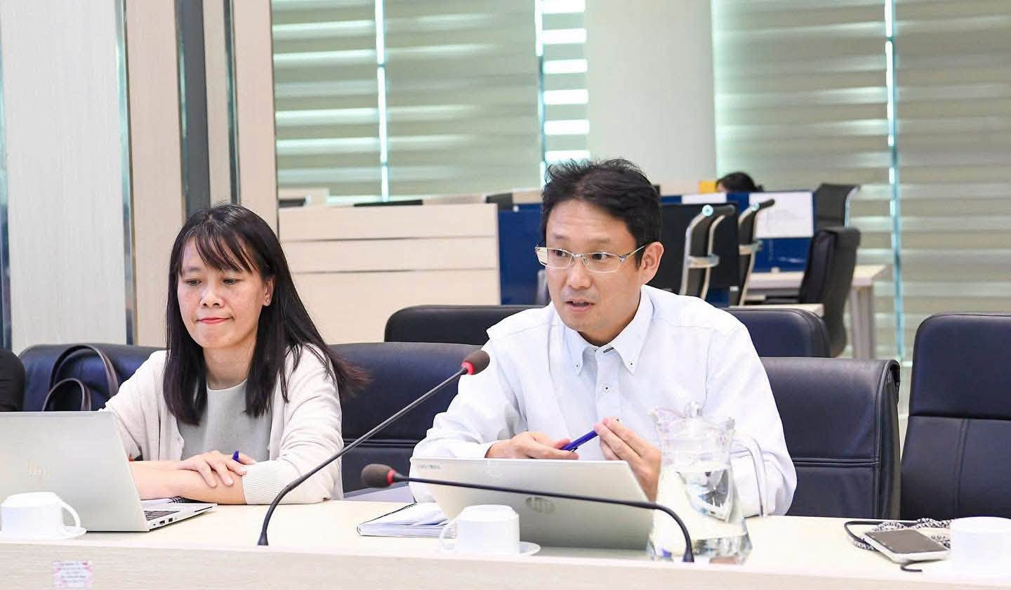 Ông Kobayashi Kenichi, Phó Trưởng Đại diện JICA tại Việt Nam thông tin về dự án hỗ trợ công nghệ dự báo mưa lớn tại Việt Nam. Ảnh: NCHMF