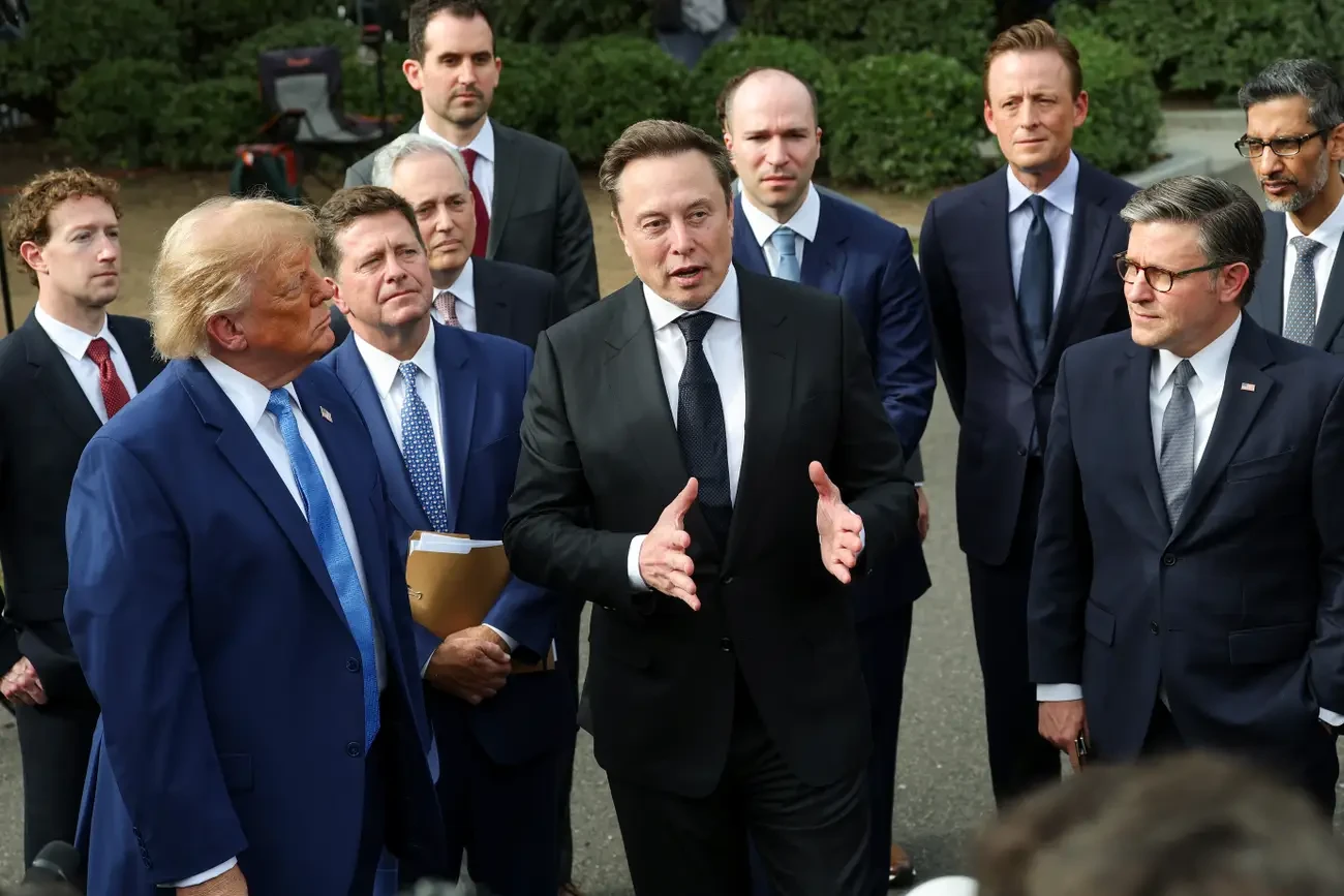 Elon Musk xin lỗi vì nói AI thay vì SI, thỏa thuận Nhà Trắng về siêu trí tuệ có lỗi chính tả 