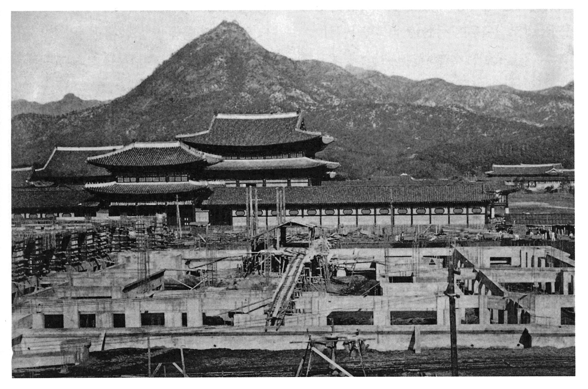 government-general_of_chosen_building_under_construction.jpg