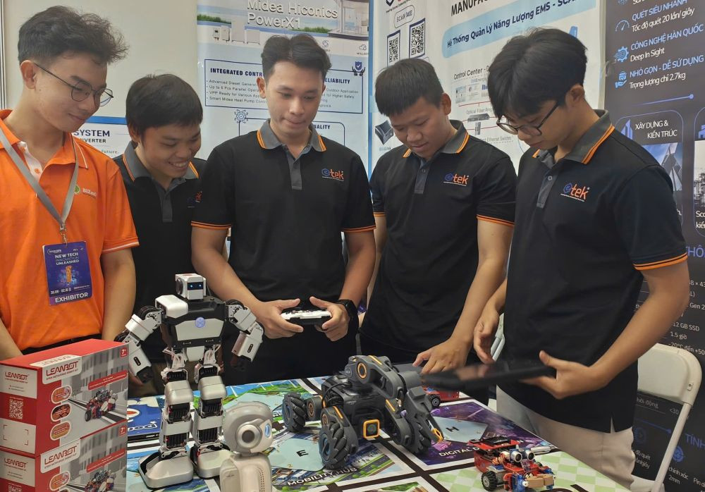 Trình làng các mẫu robot. Ảnh: Thế Lâm