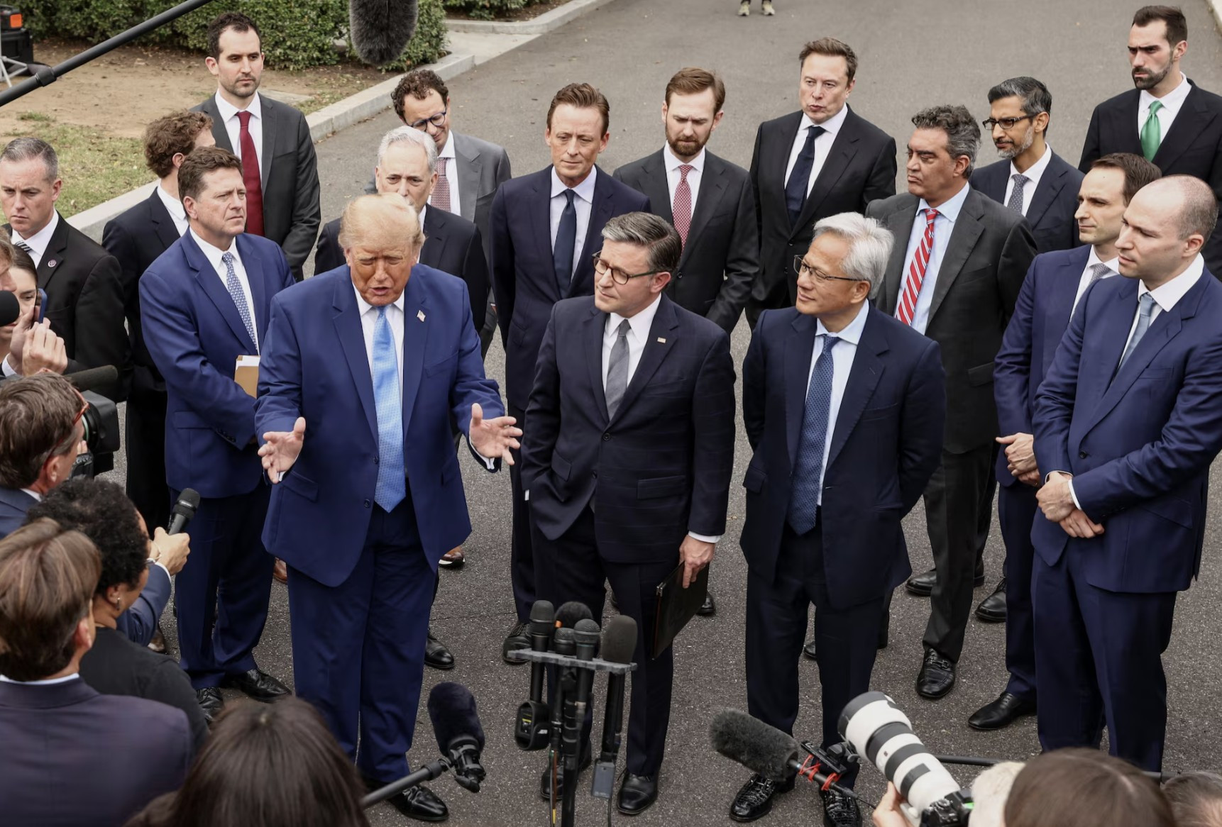 Tổng thống Trump phát biểu trước báo giới tại lối vào Nhà Trắng cùng Chủ tịch Hạ viện Mỹ Mike Johnson và các lãnh đạo công nghệ sau bữa trưa tại Phòng Đông. Ảnh: Reuters
