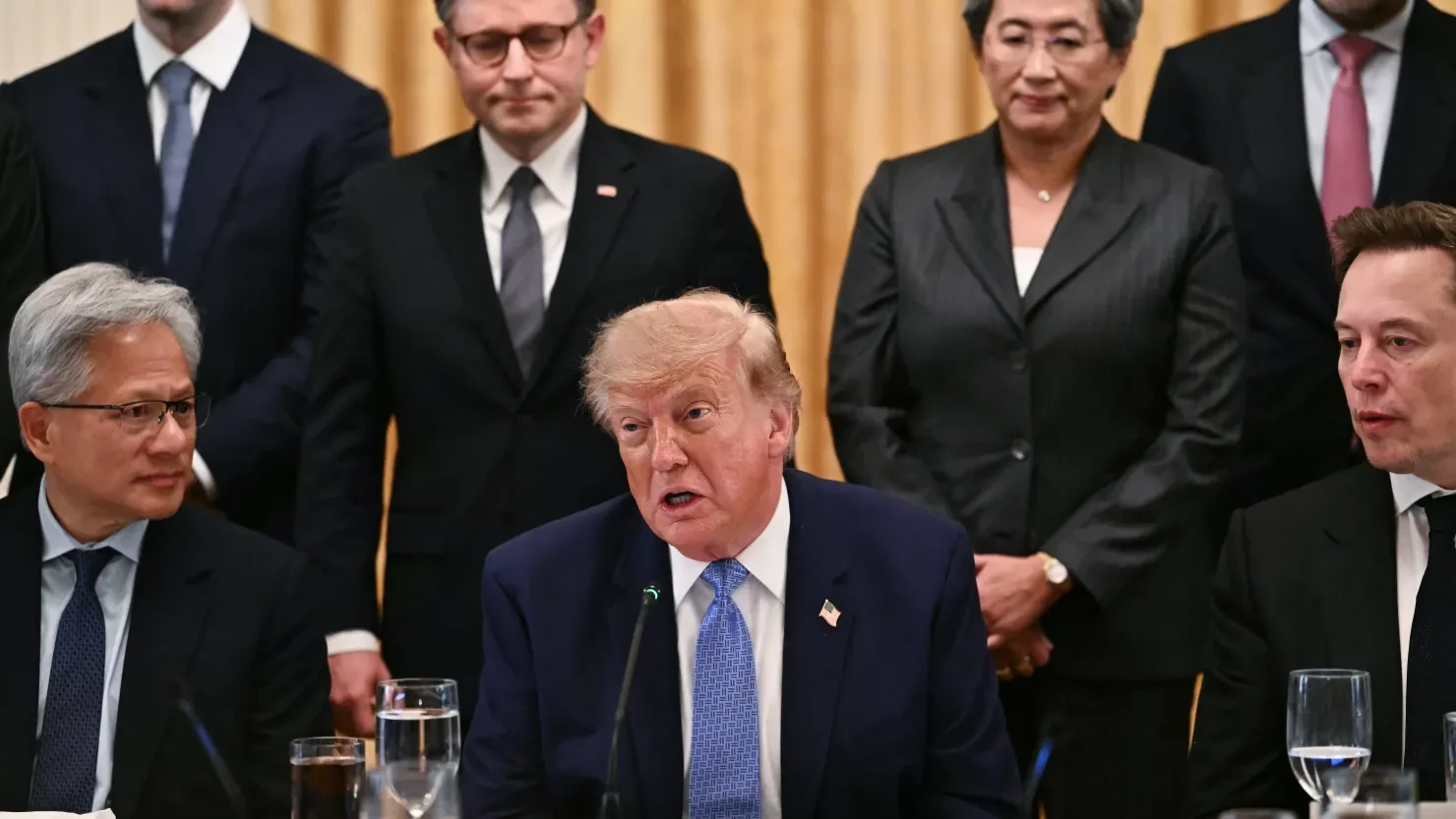 Ông Trump ngồi cạnh Jensen Huang (trái) và Elon Musk (phải), phát biểu trong cuộc họp với các nhà lãnh đạo công nghệ về AI, tại Phòng Đông Nhà Trắng ngày 29/9