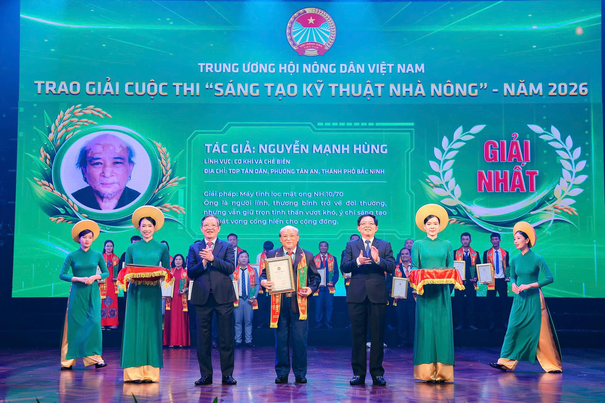 Clip: Nông dân Phú Thọ mang giải pháp thức ăn sinh học tạo thịt lợn sạch đến lễ tôn vinh 'Nhà khoa học của Nhà nông'