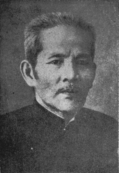 Chân dung thật của Huỳnh Thúc Kháng, hồ sơ Wikimedia Commons ghi chụp năm 1927 và dẫn nguồn từ Thi Tù Tùng Thoại 1908-1921, NXB Nam Cường, 1939. Ảnh tư liệu, chưa rõ tác giả.