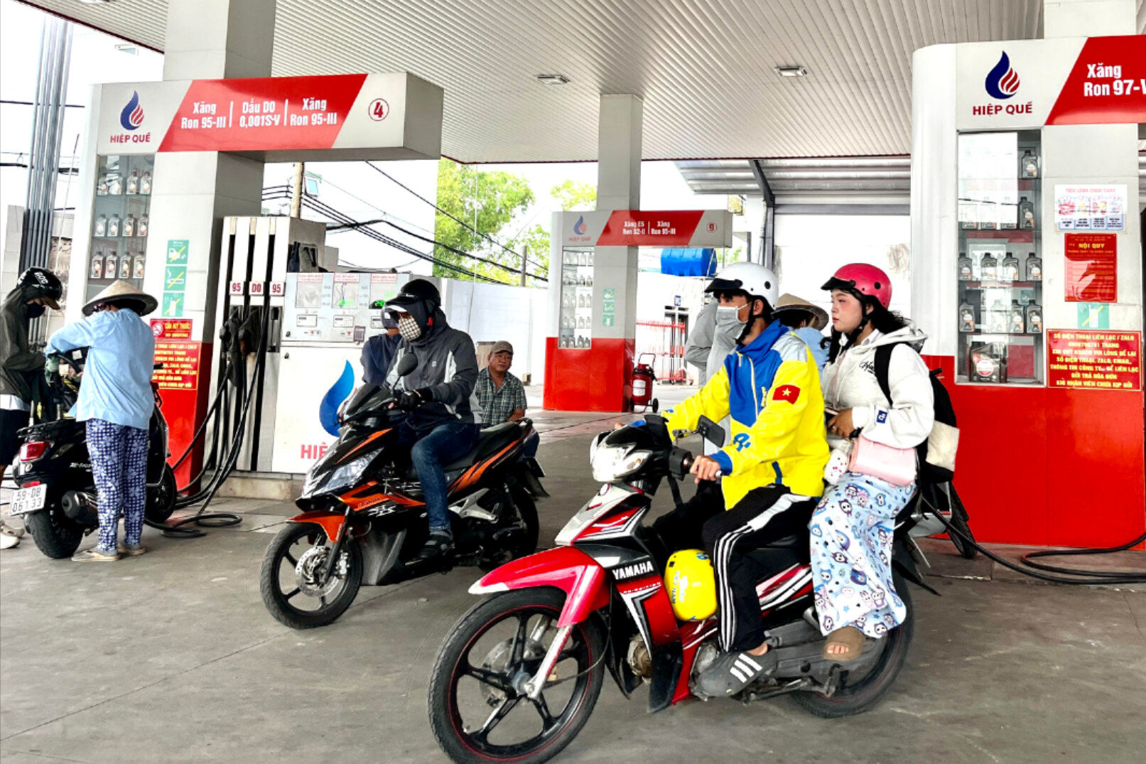 Thả giá xăng dầu mà không xóa độc quyền, người mua lãnh đủ 