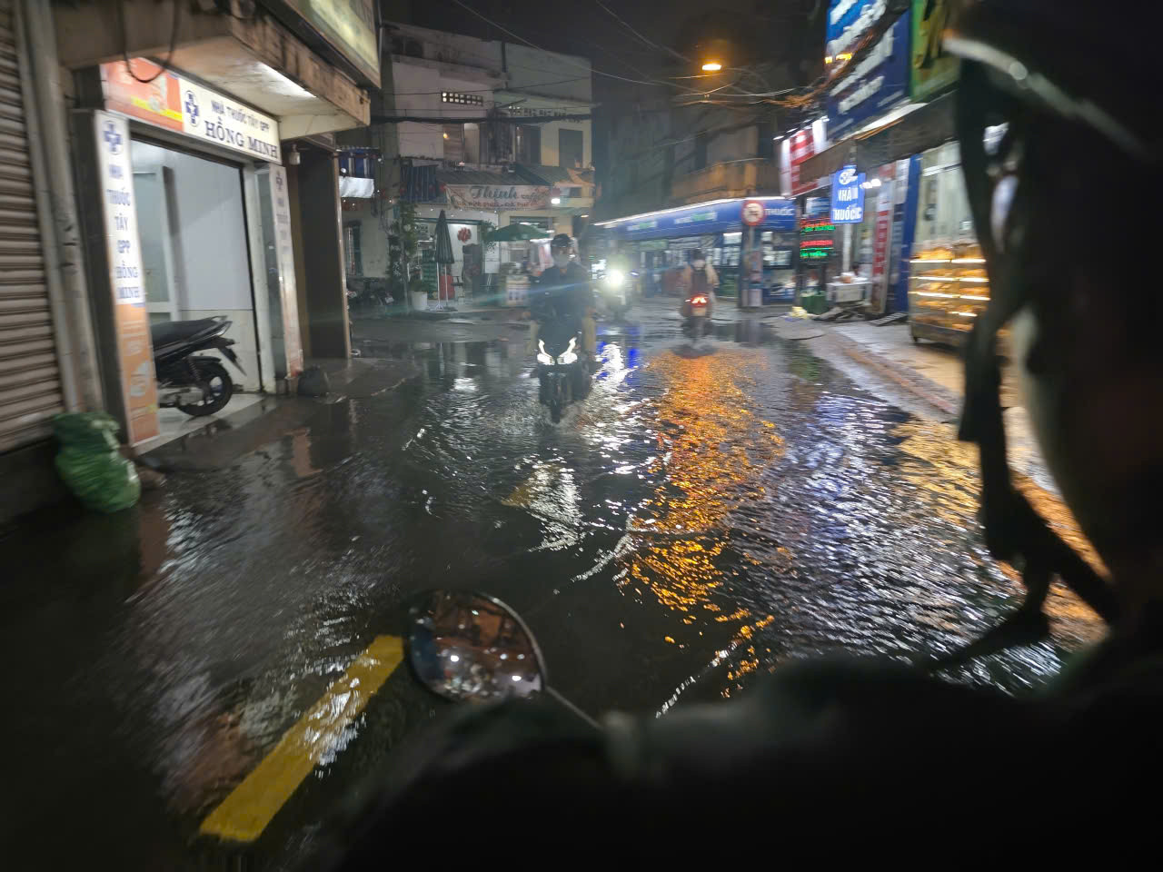 Một số công trình thi công ảnh hưởng dòng chảy và khi đường ngập, năng lực giao thông lập tức suy giảm. Ảnh: Tường Anh