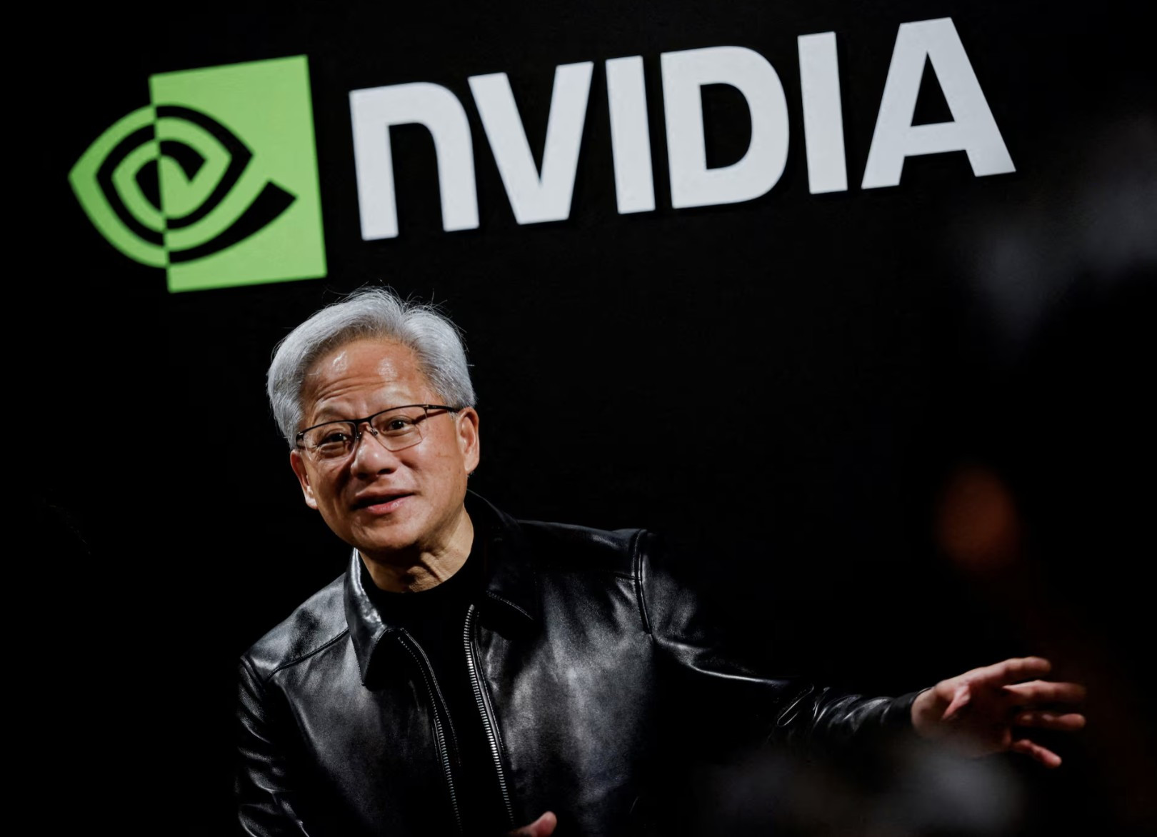 Jensen Huang lên kế hoạch dùng chip của Nvidia huy động 500 tỉ USD cho cơn sốt AI. Ảnh: Reuters