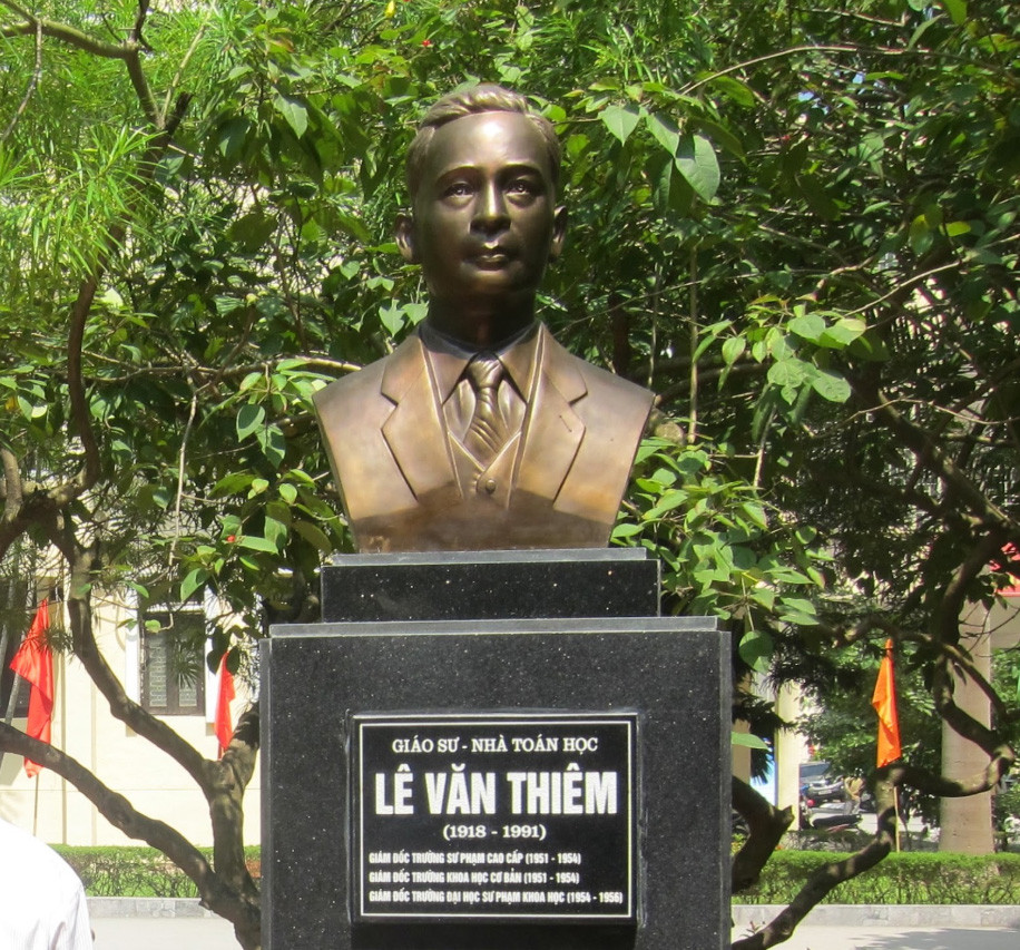 tượng giáo sư lê văn thiêm