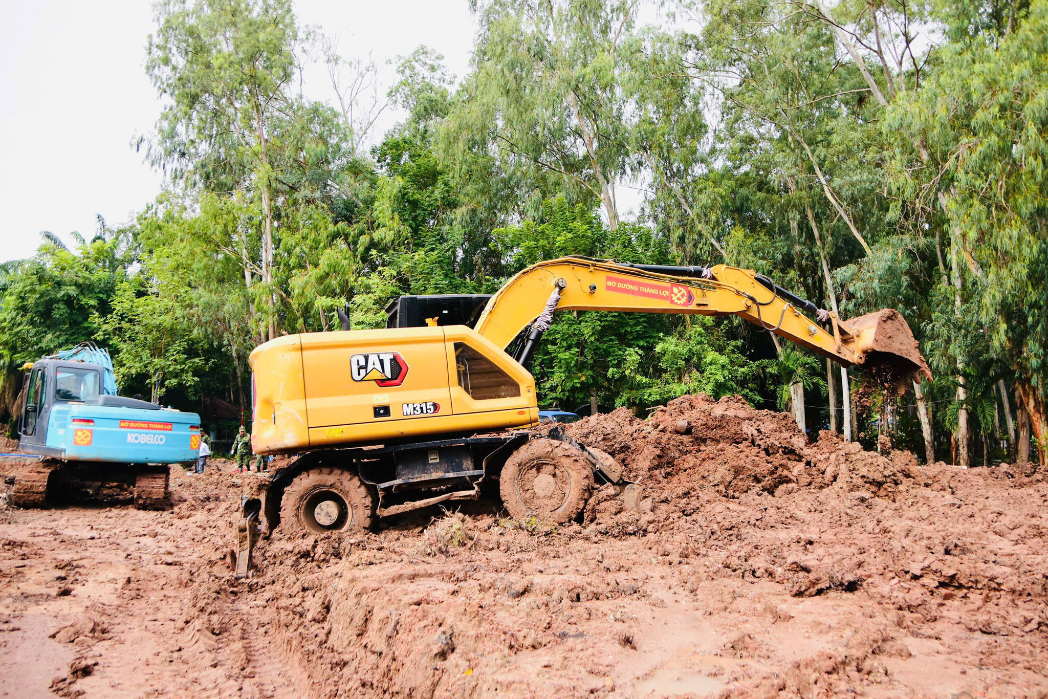 <i>Bộ Tư lệnh TP.HCM huy động nhiều phương tiện phục vụ công tác tìm kiếm, quy tập hài cốt liệt sĩ tại Công viên Lê Thị Riêng.</i>