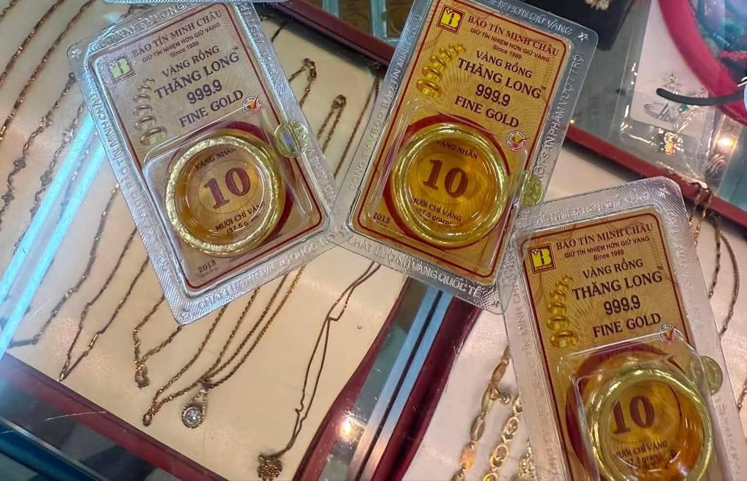 Giá vàng hôm nay 5/10: Bán tháo đầu tuần, trầy trật tìm điểm cân bằng 