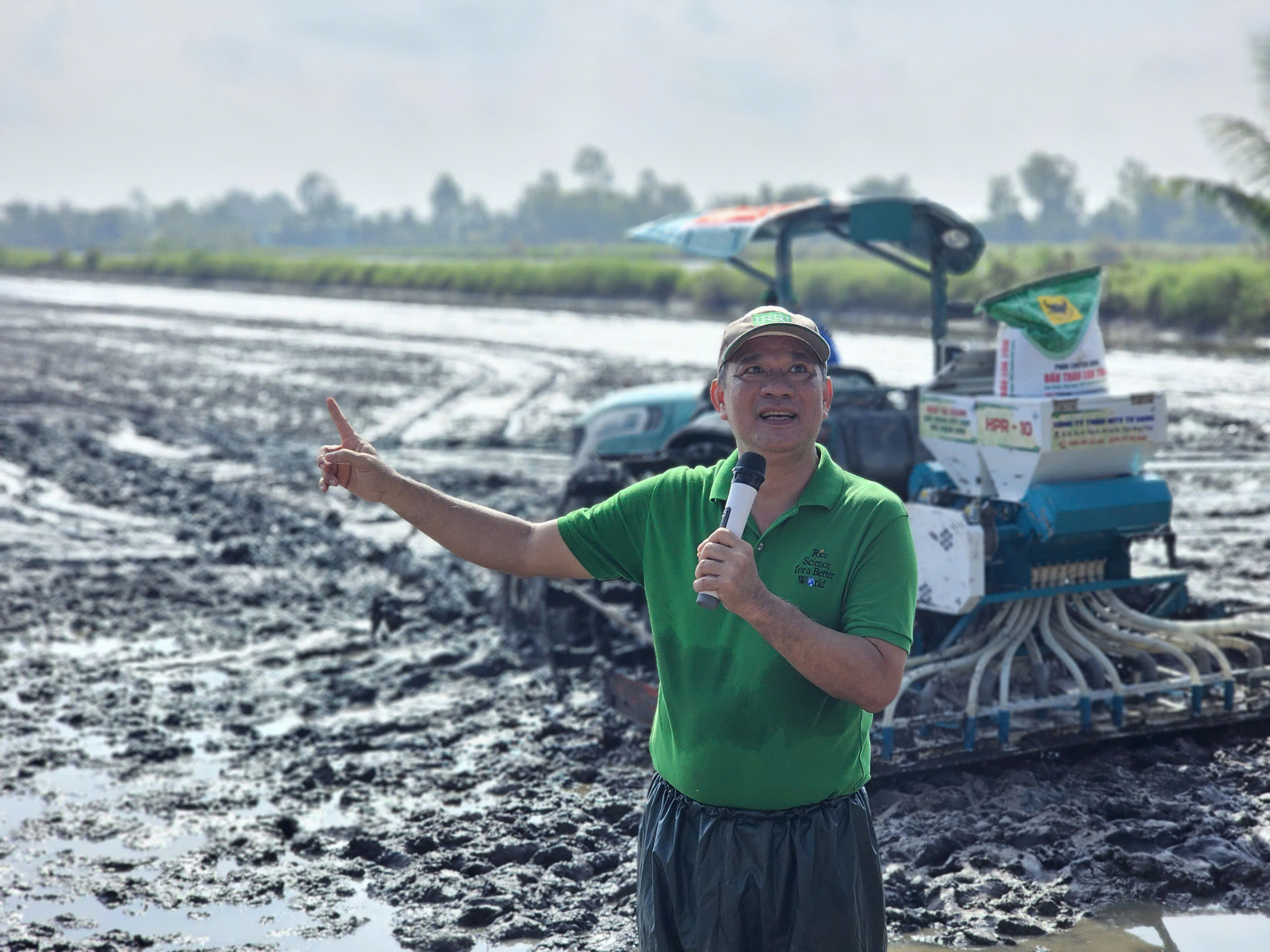 Nhà khoa học của nhà nông ở miền Tây chế hơn 50.000 cỗ máy giúp nông dân bớt khổ trên đồng ruộng 